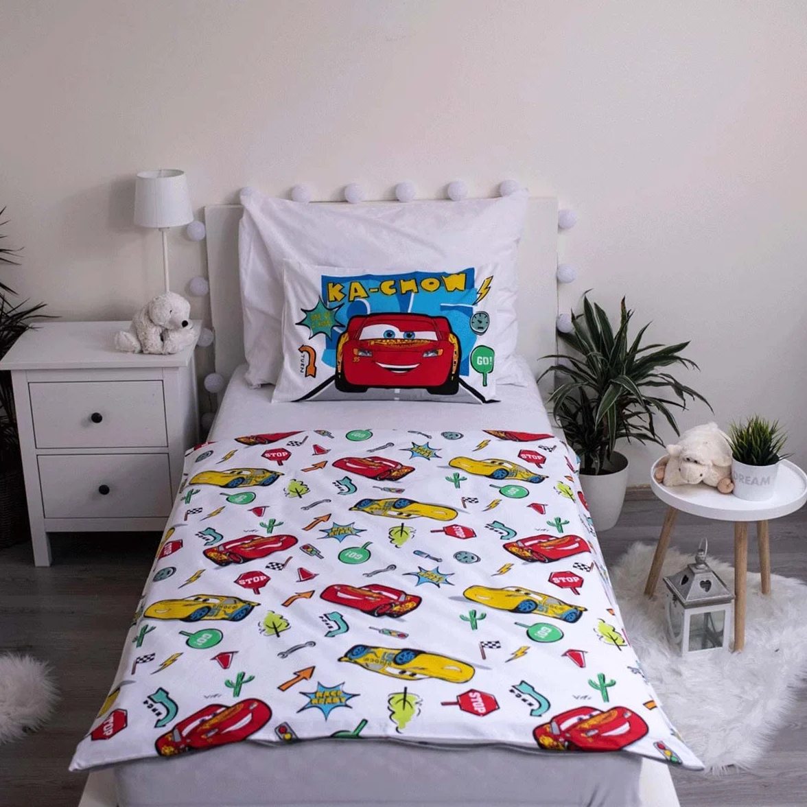Disney Cars łóżeczko dziecięce zestaw pościeli i poduszek | zestawy pościeli dla chłopców dla małych dzieci | z kultowym rozświetlaniem McQueen