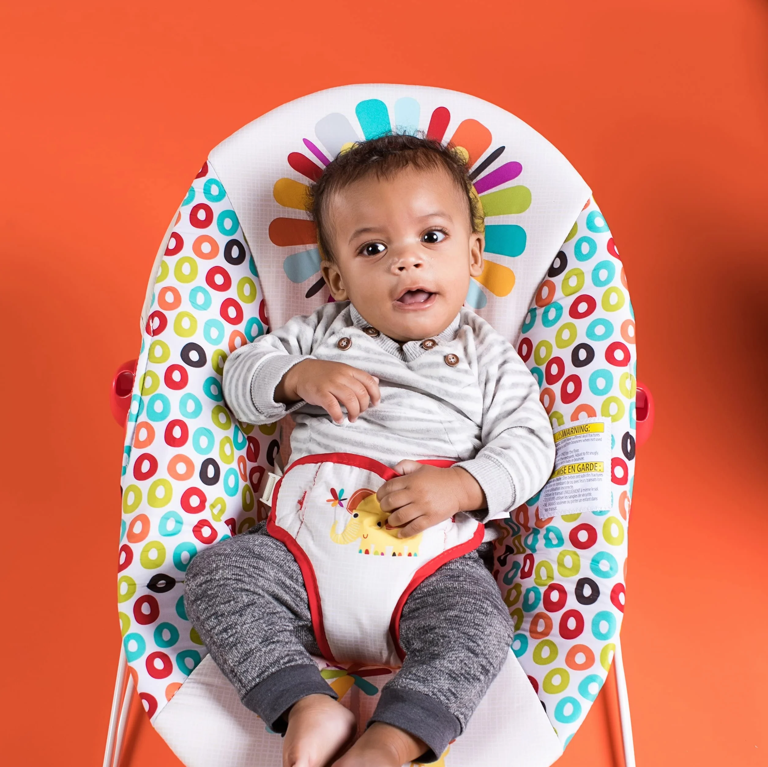 Bright Starts, Playful bujanka dla niemowląt z wibracjami, zdejmowanym łukiem do zabawy i interaktywnymi zabawkami