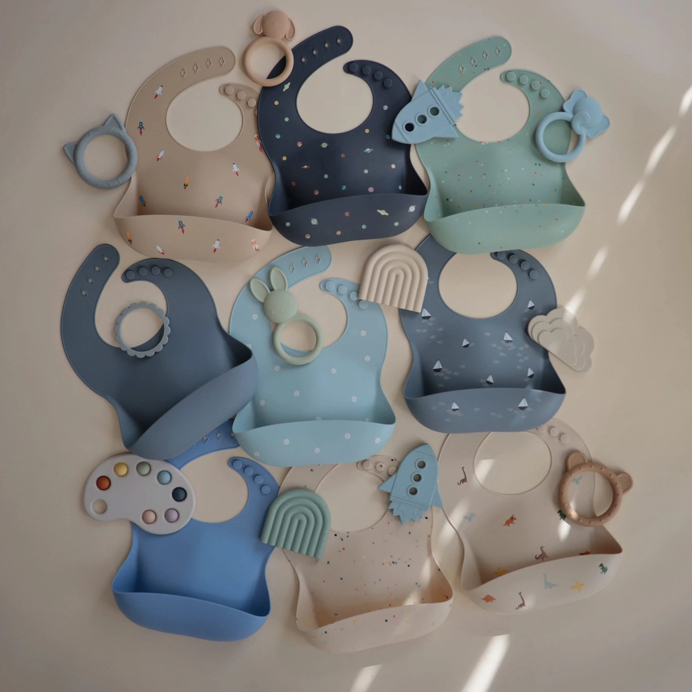 Mushie Silikonowy śliniak dla dziecka Regulowane wodoodporne 4 rozmiary z głębokimi kieszeniami 100% bez BPA i ftalanów Cambridge Blue Confetti