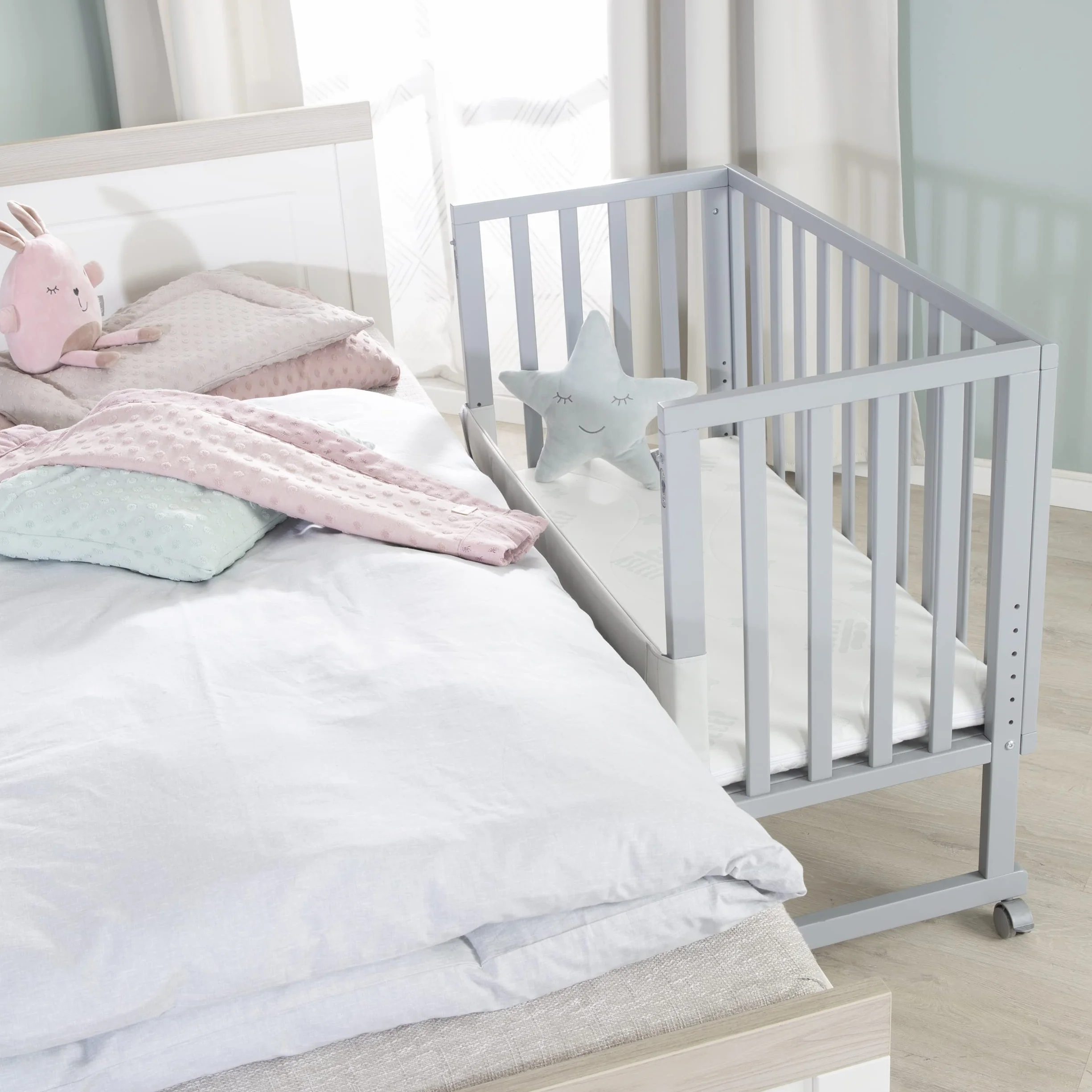 roba Cododo Łóżko 45 x 90 cm safe asleep 3 w 1 - Regulowana wysokość - Kompletny zestaw z łóżeczkiem, materacem, płotą płócienną i kółkami hamulcowymi - drewno szare