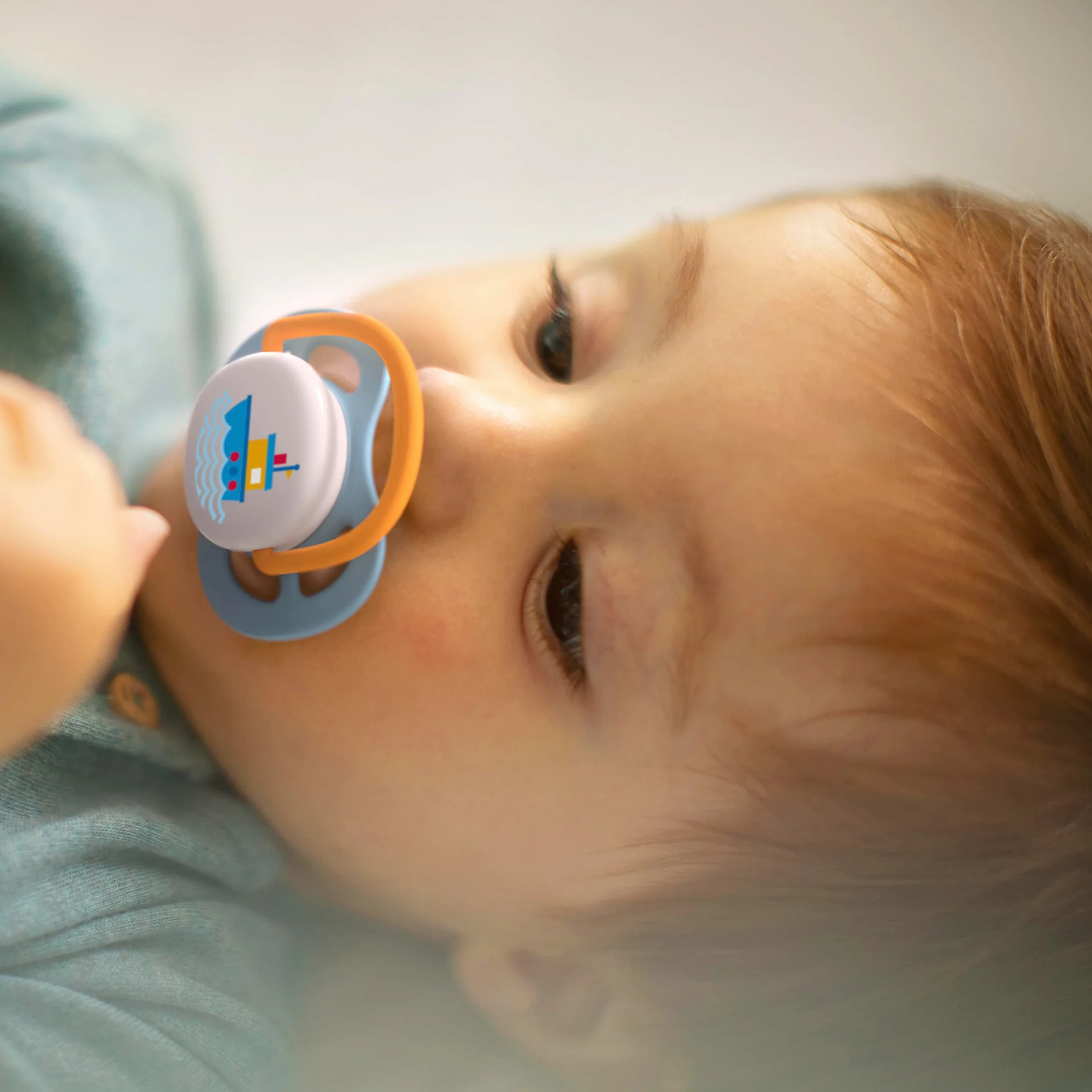 Smoczek Ultra Air Philips Avent, dla dzieci od 6 do 18 miesiąca życia, ortodontyczny i bez bisfenolu A, 2 szt., w zestawie sterylizator/torba do przenoszenia, SCF080/18