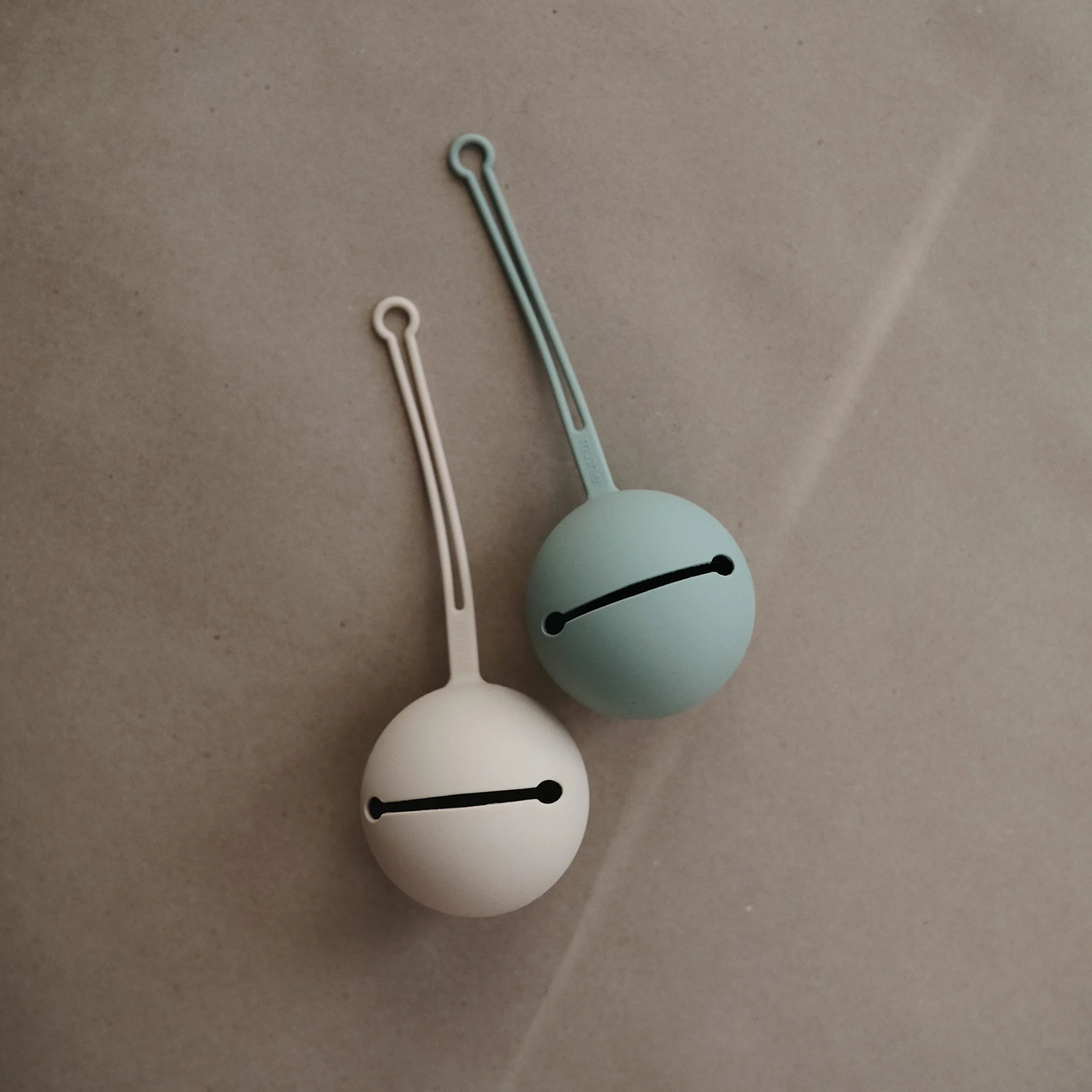 Etui na smoczek do wózka Kula Ball Shifting Sand Mushie