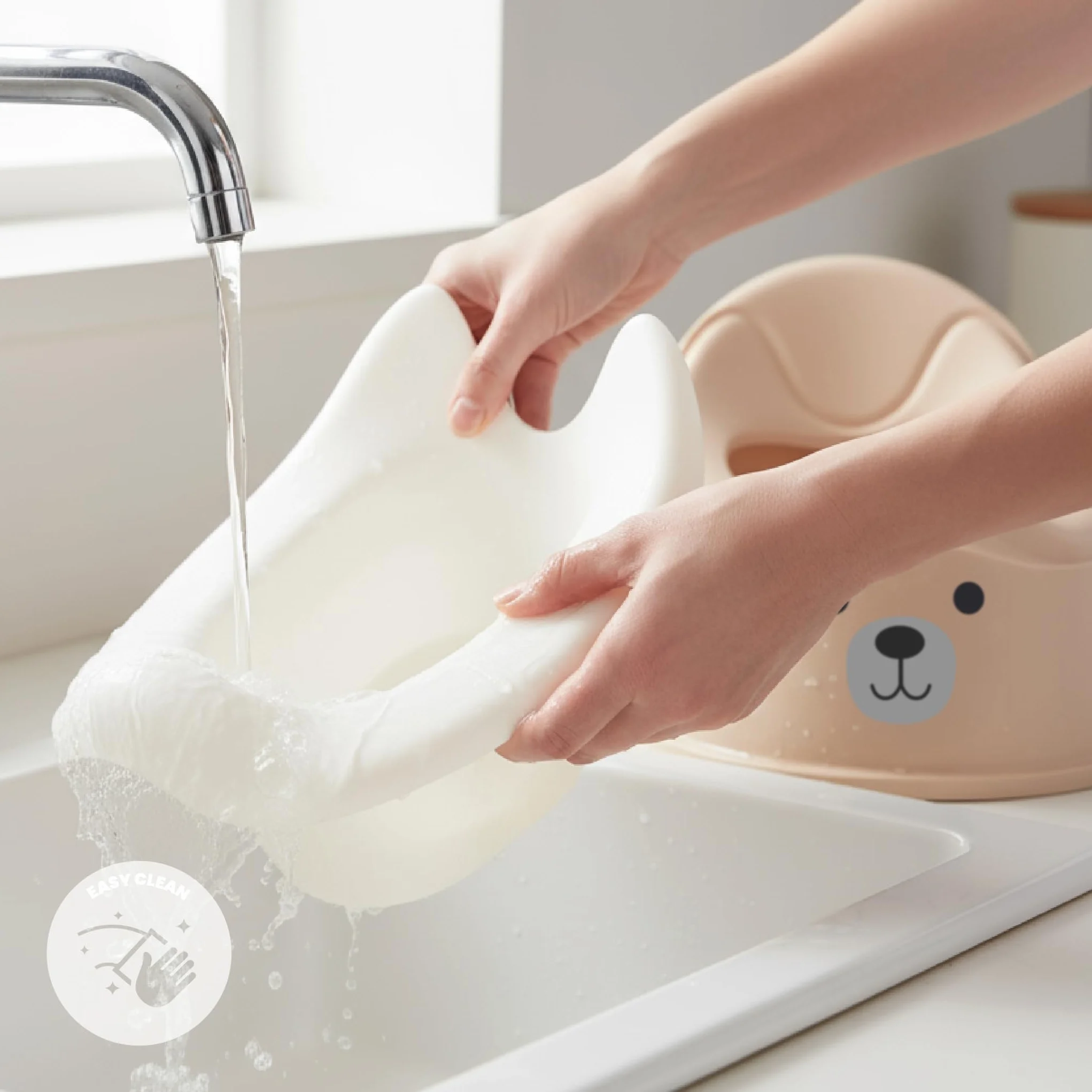 sun baby Nocnik dla dzieci 18-36 miesięcy, antypoślizgowe nóżki, ergonomiczne oparcie, wyjmowany wkład, tworzywo sztuczne, do 15 kg (Beżowo-Biały + Naklejka Miś)