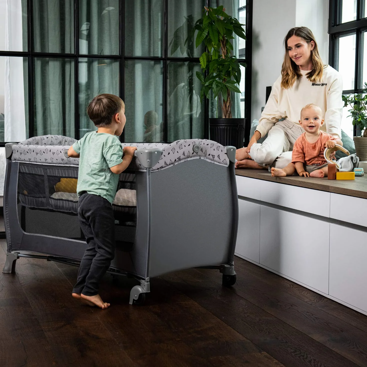 Hauck Zestaw łóżeczek Sleep N Play Center dla niemowląt i małych dzieci od urodzenia do 15 kg, 120 x 60 cm, stolik przewijany, drugi poziom, kółka, klapa boczna, składany, torba