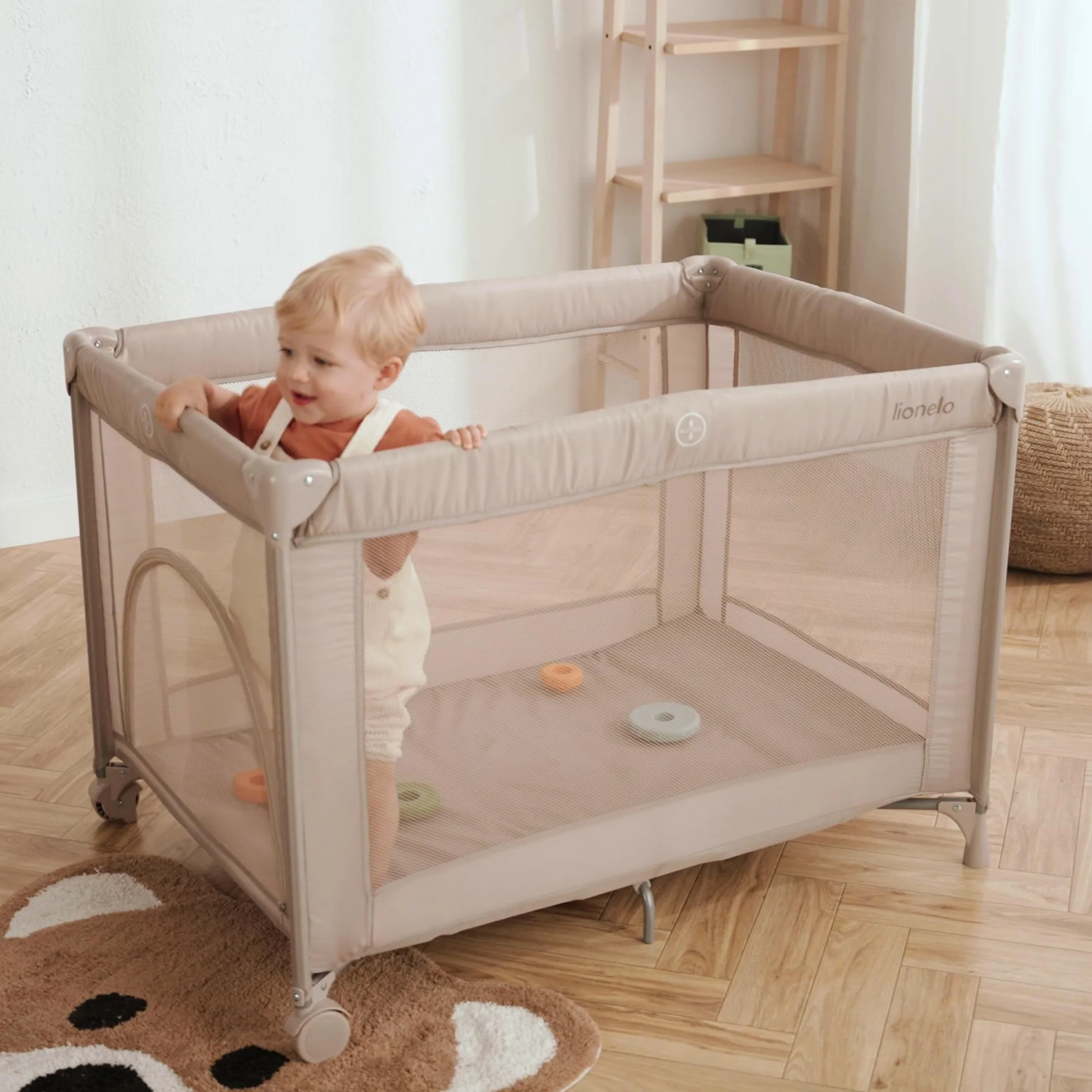 Lionelo Amelie dziecięce łóżeczko podróżne od urodzenia do 15 kg, małe, składane, miękki materac składany, 100,5 x 70,5 cm, 2 koła, boczne wejście, torba podróżna