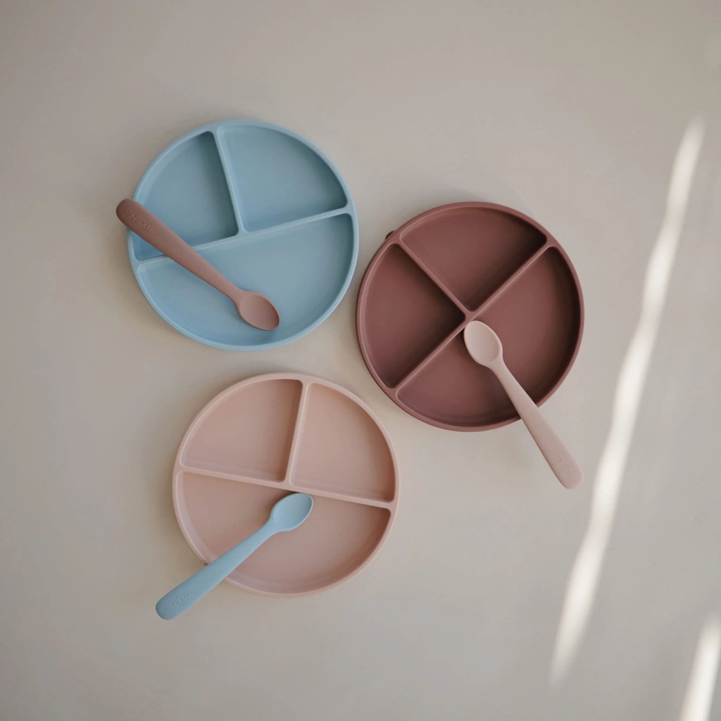 Mushie Silikonowy Talerz Podzielony z Przyssawką Antypoślizgową dla Niemowląt, Silikon Klasy Spożywczej, Nadaje się do Zmywarki i Kuchenki Mikrofalowej (Cloudy Mauve)