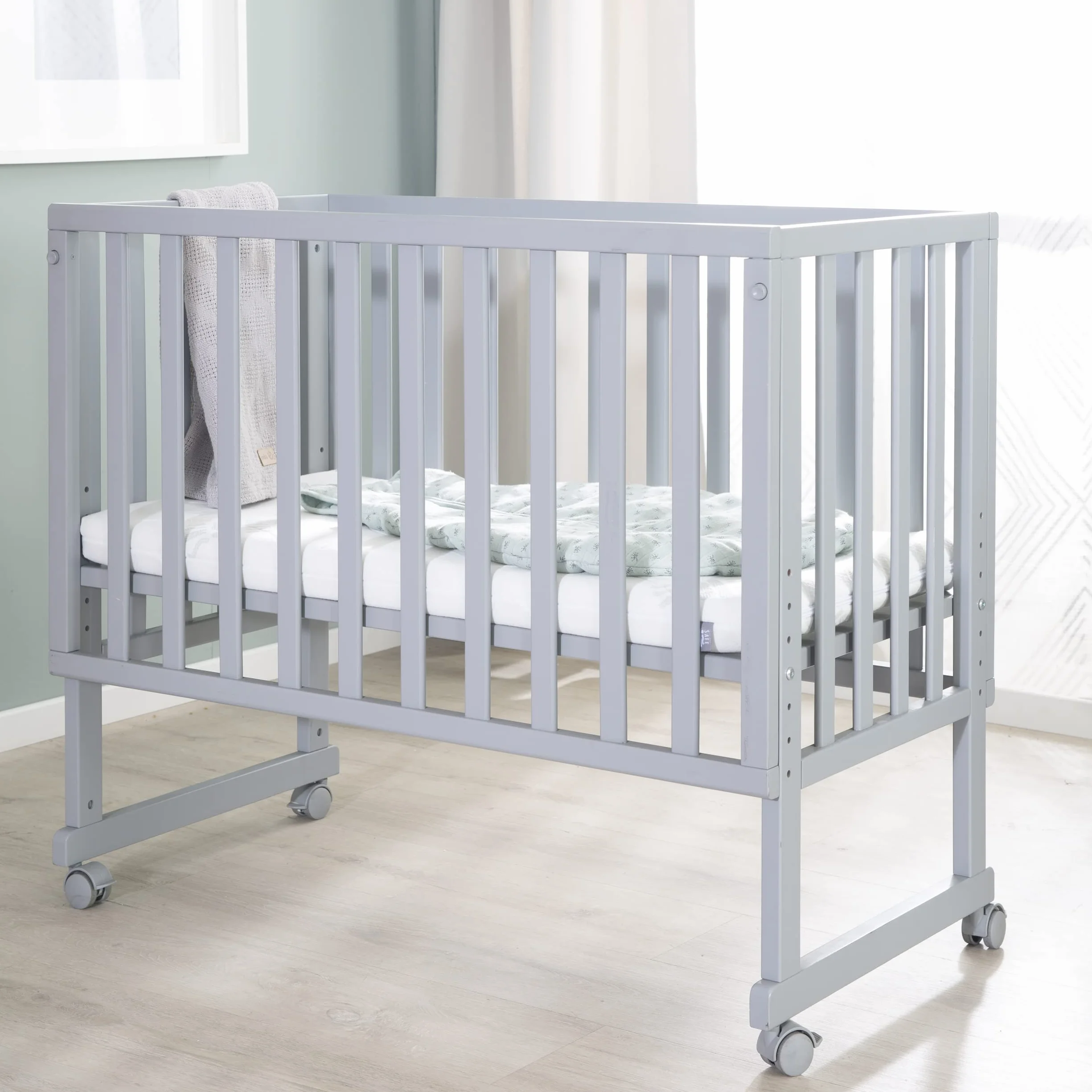 roba Cododo Łóżko 45 x 90 cm safe asleep 3 w 1 - Regulowana wysokość - Kompletny zestaw z łóżeczkiem, materacem, płotą płócienną i kółkami hamulcowymi - drewno szare