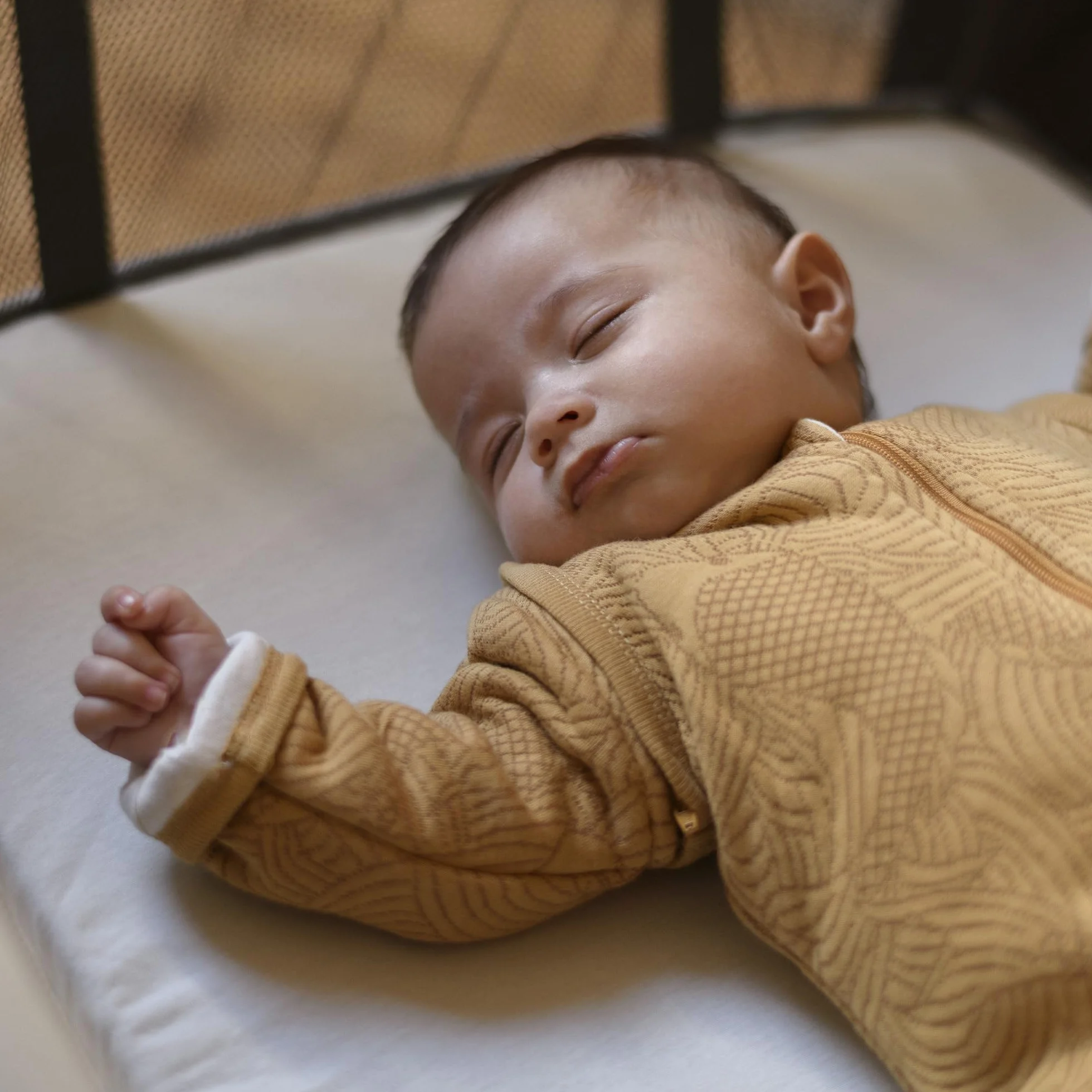 Maxi-Cosi Swift 3 w 1 łóżeczko turystyczne dla dziecka, 0–3,5 roku, do 15 kg, Lekki Kojec dla Dziecka Składany, Materac 2-w-1, Ultralekkie, Składane w sekundę, Torba, Eco Care, Beyond Grey
