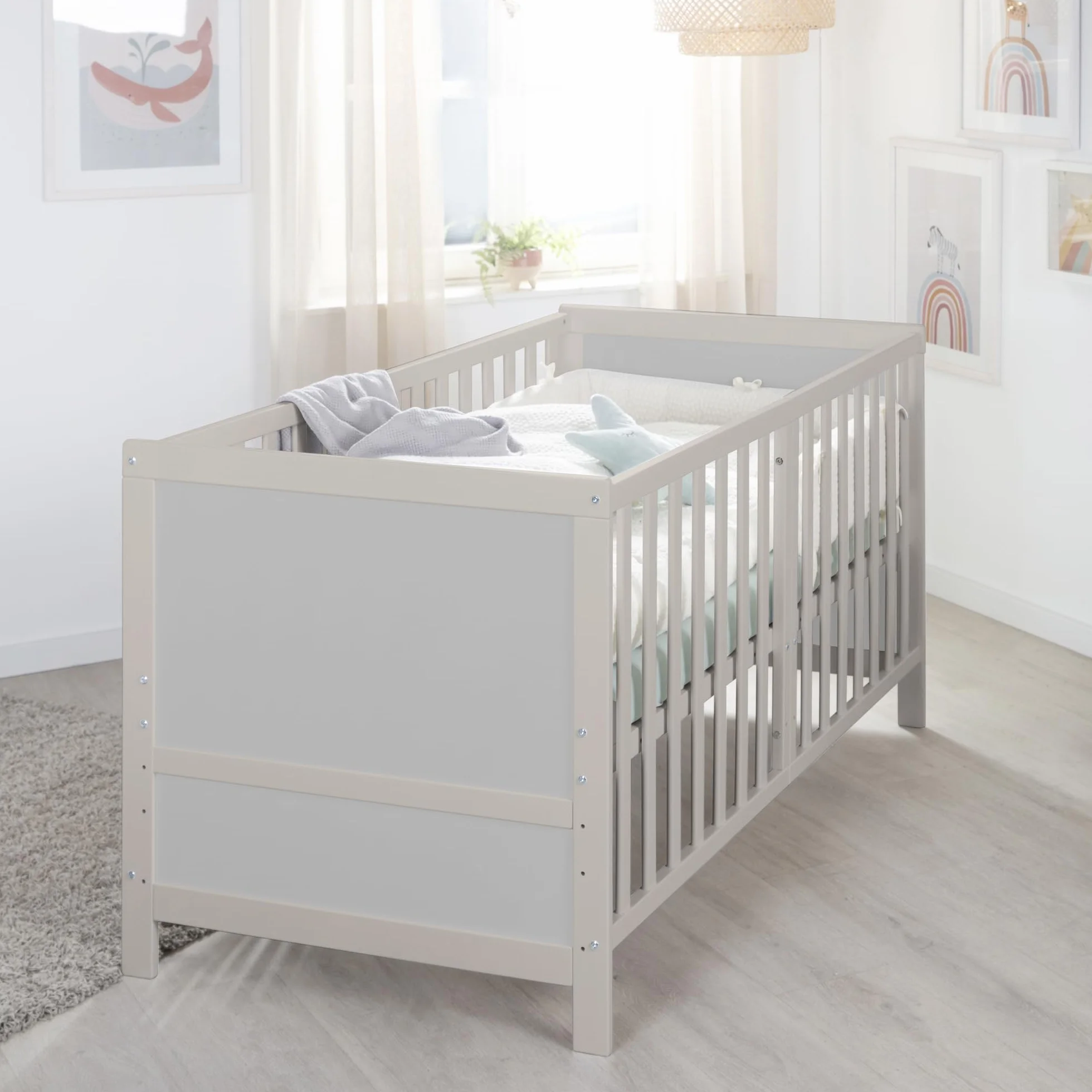 roba Łóżeczko EASY SLEEP 70 x 140 cm z wliczonymi narożnikami do przebudowy - Rośnie razem z dzieckiem, 3-stopniowa regulacja wysokości - 3 wyjmowane szczebelki - Drewno Naturalne/Szare