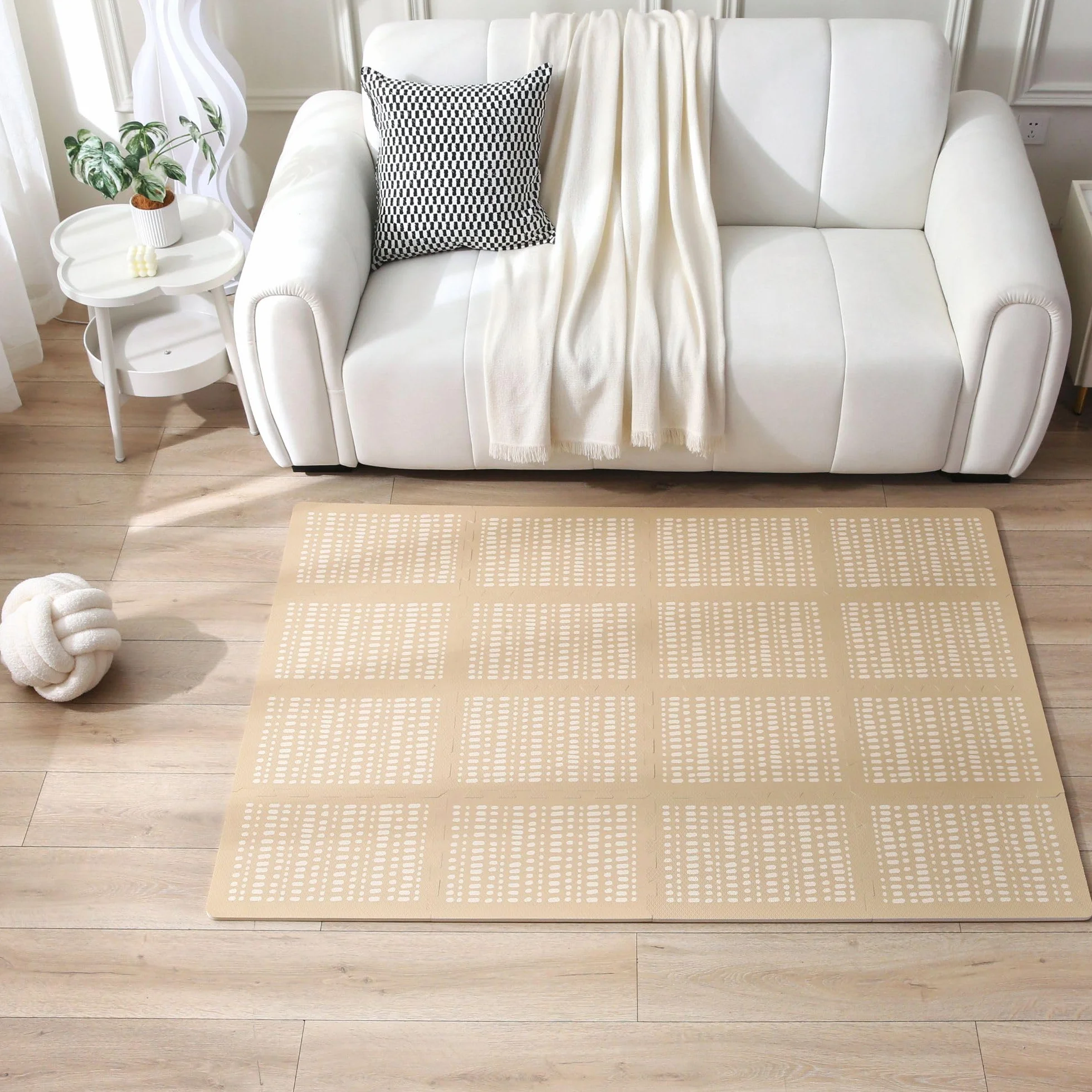 Elegancki dywan do puzzli dla niemowląt 1,7 x 1,2 m Hygge Sand - 16 płytek XL z krawędziami, gruby i miękki, bez szkodliwych substancji, bezwonny, łatwy w pielęgnacji, opakowanie bez plastiku.