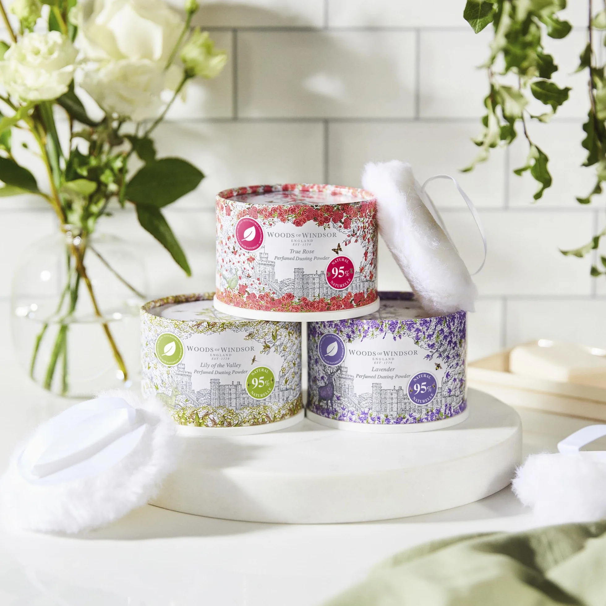 Woods of Windsor Proszek do ciała lawendowy z puszkiem, alternatywa dla talku, 95% składników naturalnych, wegański, 100g. Kontrola zapachu i zapobieganie otarciom.