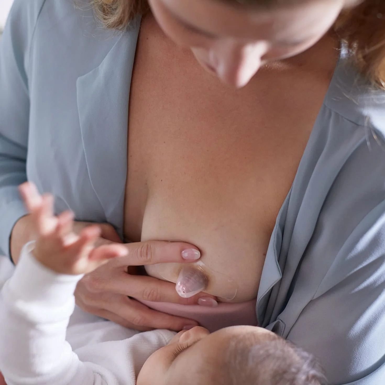 Philips Avent Nipple Shields to Support Breastfeeding, Easy Latch-On and Protects Sore, Cracked Nipples, Pack of 2, Medium (21mm), Includes Travel Case - SCF153/03, Transparent, 2 Count (Pack of 1)