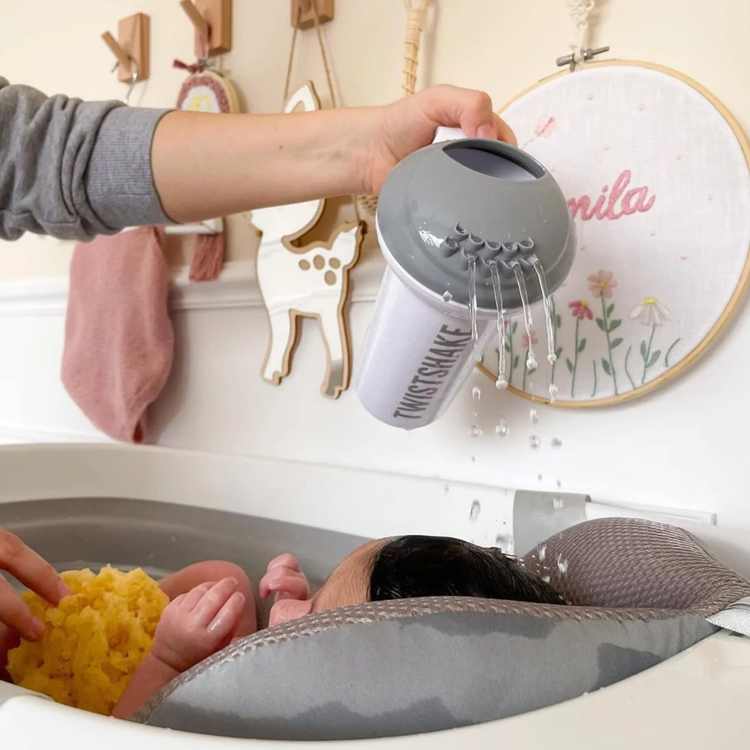 Twistshake Kanna do Kąpieli Dziecka | Myjka Do Włosów | Spłukiwanie Szamponu | Bezpieczna | Ergonomiczna | Wolna od BPA/BPS | Łatwa w Czyszczeniu