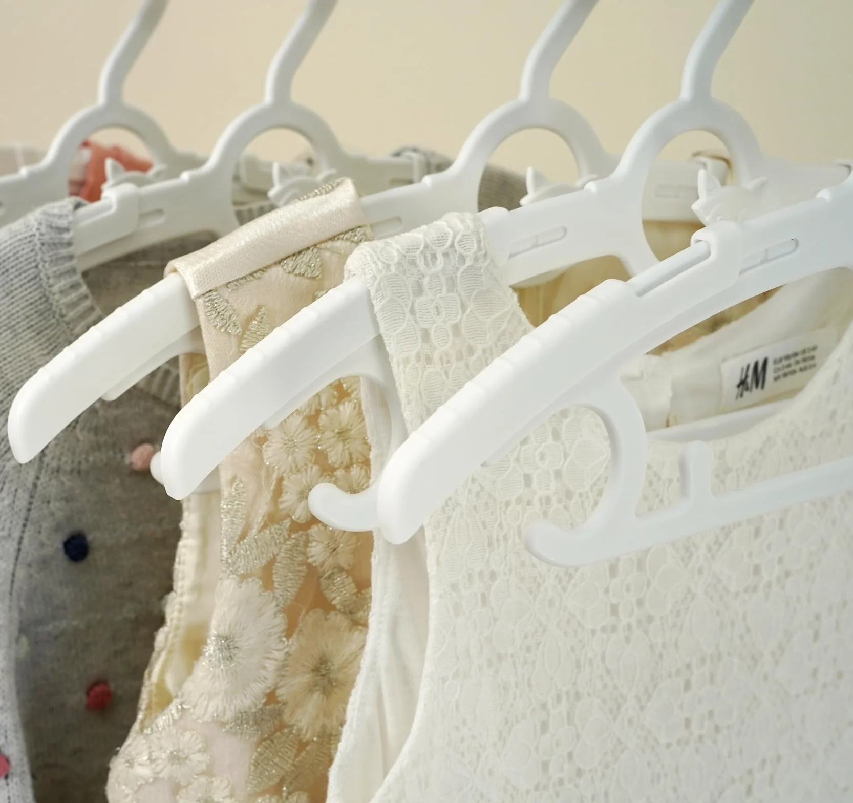 HOUISM 24pcs Children Clothes Hangers, Adjustable Baby Hangers with Stackable Hooks and Windproof Hook, Space-Saving, Non-Slip Extendable Hangers for Newborn to Schoolchild（White）