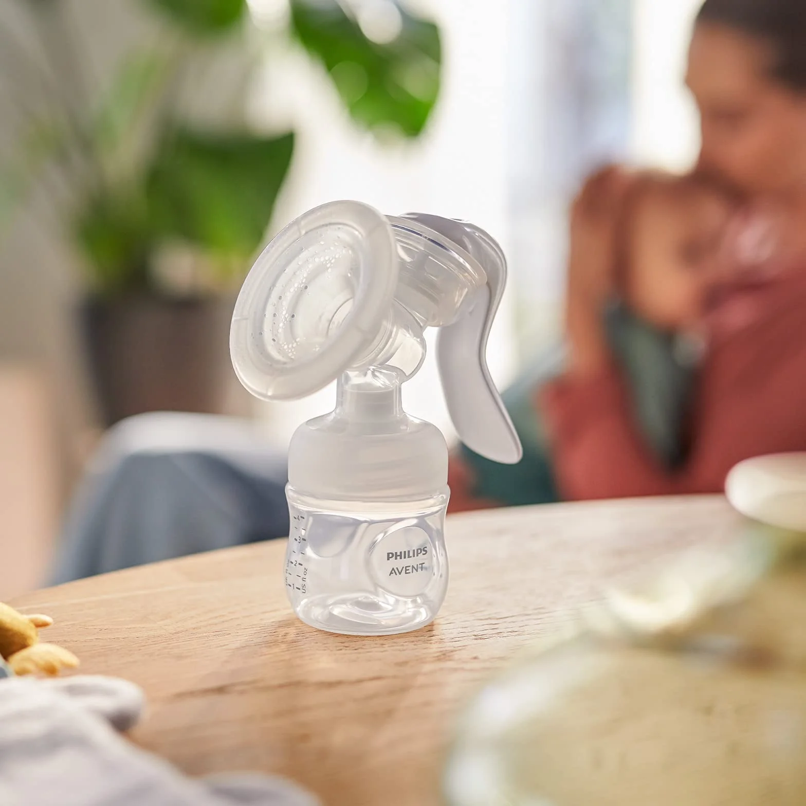 Philips Avent Zestaw upominkowy z laktatorem ręcznym — jeden laktator ręczny, butelki dla niemowląt 260 ml i 125 ml, bez bisfenolu A, 4 jednorazowe wkładki laktacyjne, Starter set