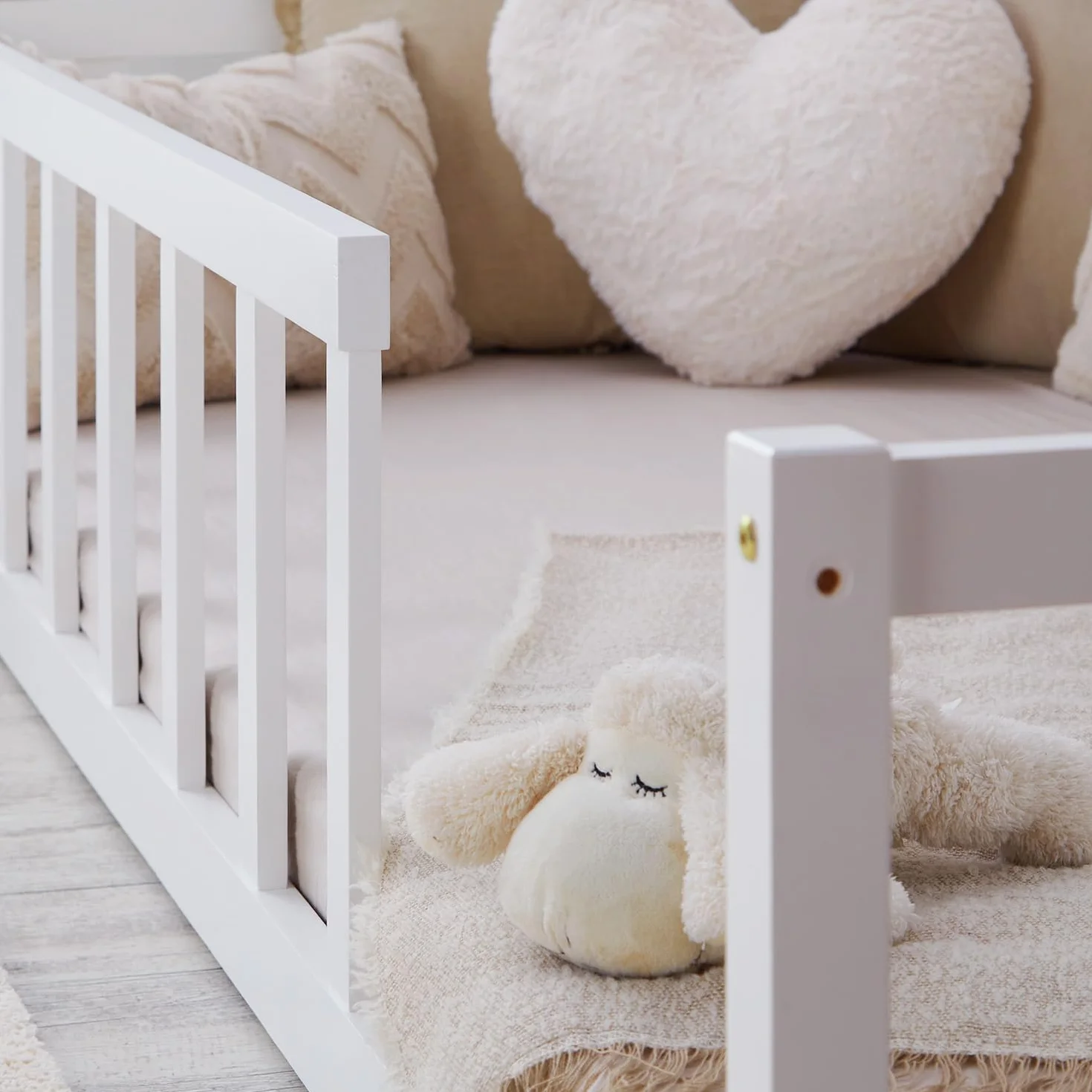 Homestyle4u 2523 - Łóżko dziecięce - z ochroną przed upadkiem - 90 x 200 cm - Łóżko podłogowe Montessori - Stelaż listwowy - Biały