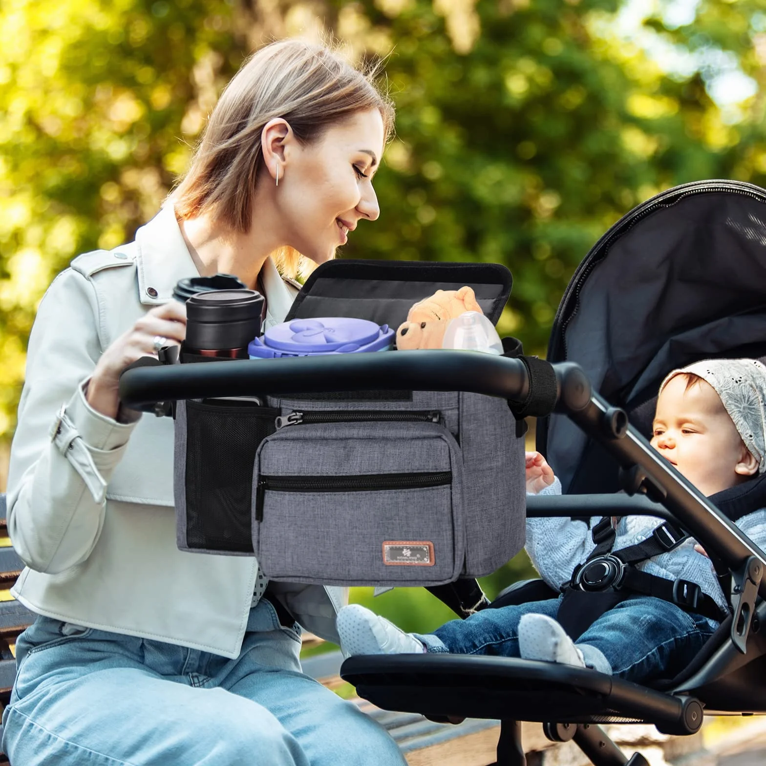 Akcesoria do wózka dziecięcego są nowo zaktualizowane, organizer do wózka zawiera 2 uchwyty na kubki na pieluchy i zabawki, pasuje do wszystkich modeli Buggy