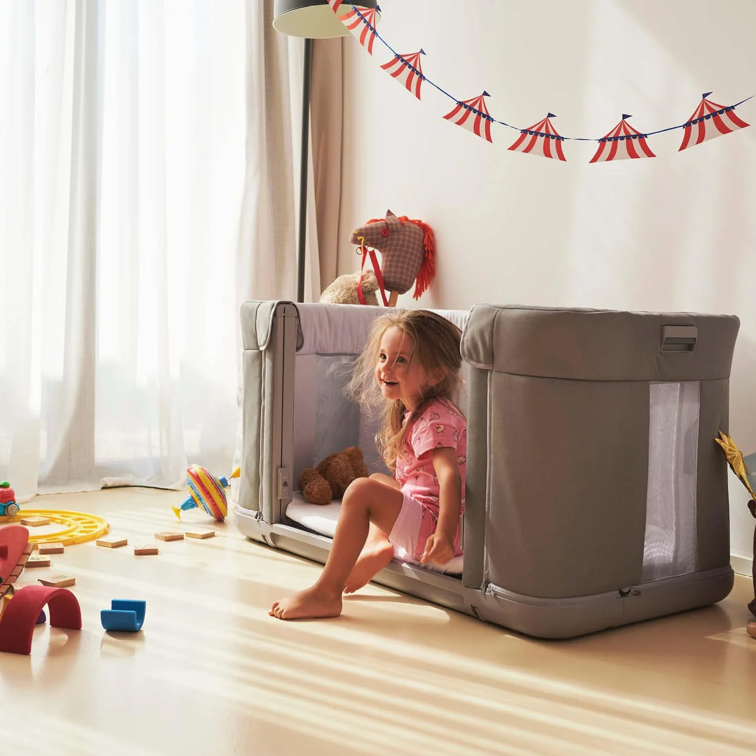Chicco Next2Me Forever, Łóżeczko dziecięce boczne 3 w 1, łóżeczko staje się łóżeczkiem Montessori, do 4 lat (22 kg), regulowana wysokość, dobra cyrkulacja powietrza, 4 koła, materac w zestawie
