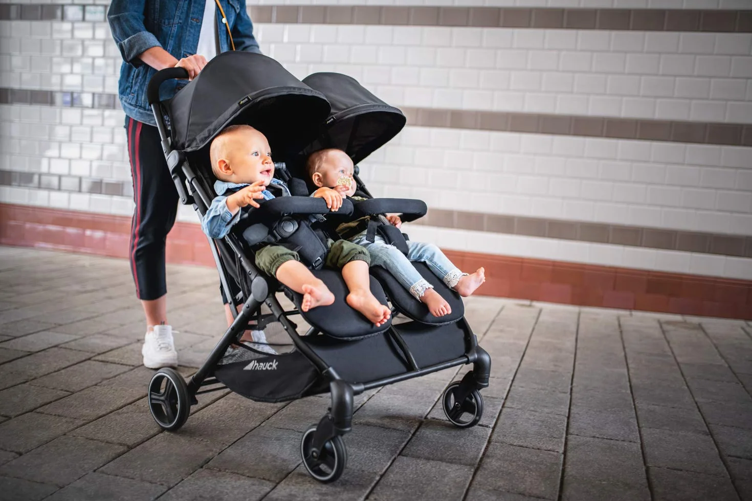 Hauck Podwójny wózek Swift X Duo, składany z funkcją rozkładania od urodzenia, dla 2 dzieci do 15 kg każde, kosz do 6 kg, kółka odporne na przebicie (czarny)