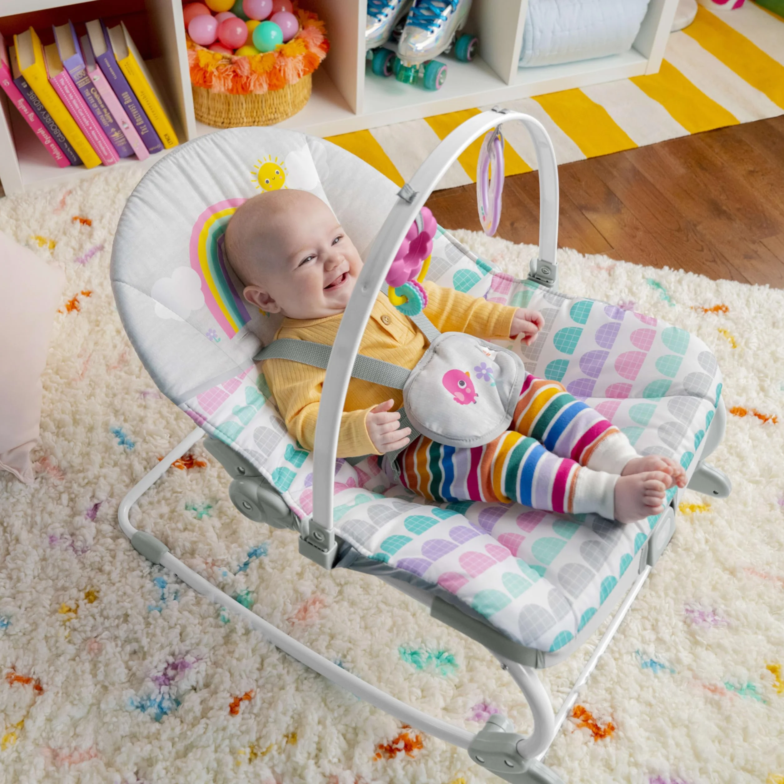Bright Starts Rosy Rainbow Evolutive Leżak, Kojące Wibracje, 2 Pozycje Nachylenia, Łuk z Pluszakami, 5-Punktowa Uprząż