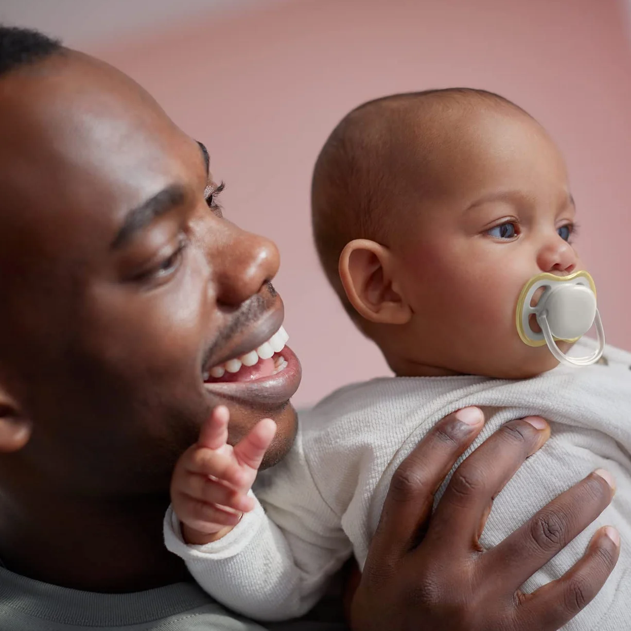 Philips Avent Smoczek Ultra Air, 2 szt. — smoczek bez bisfenolu A dla dzieci w wieku 0–6 miesięcy (model SCF085/15)