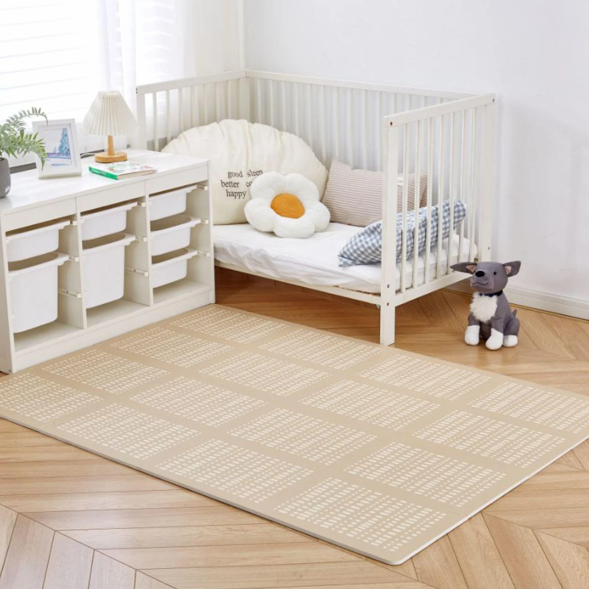 Elegancki dywan do puzzli dla niemowląt 1,7 x 1,2 m Hygge Sand - 16 płytek XL z krawędziami, gruby i miękki, bez szkodliwych substancji, bezwonny, łatwy w pielęgnacji, opakowanie bez plastiku.