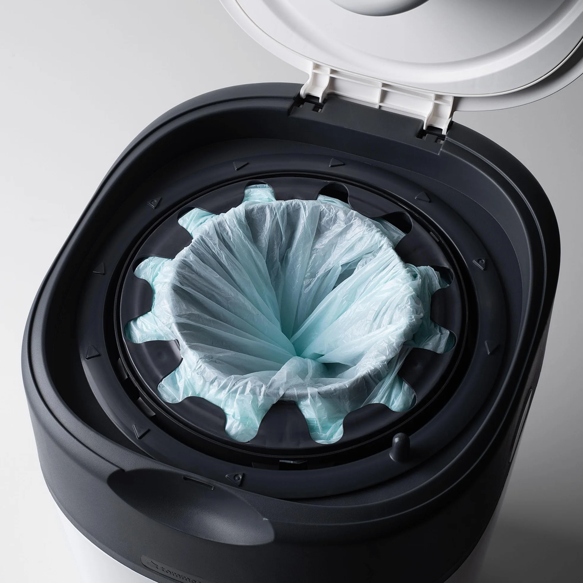 Tommee Tippee Twist and Click Advanced Nappy Bin oryginalne kasety uzupełniające, ekskluzywne opakowanie 16 sztuk, łatwe napełnianie i świetna wartość (opakowanie może się różnić)