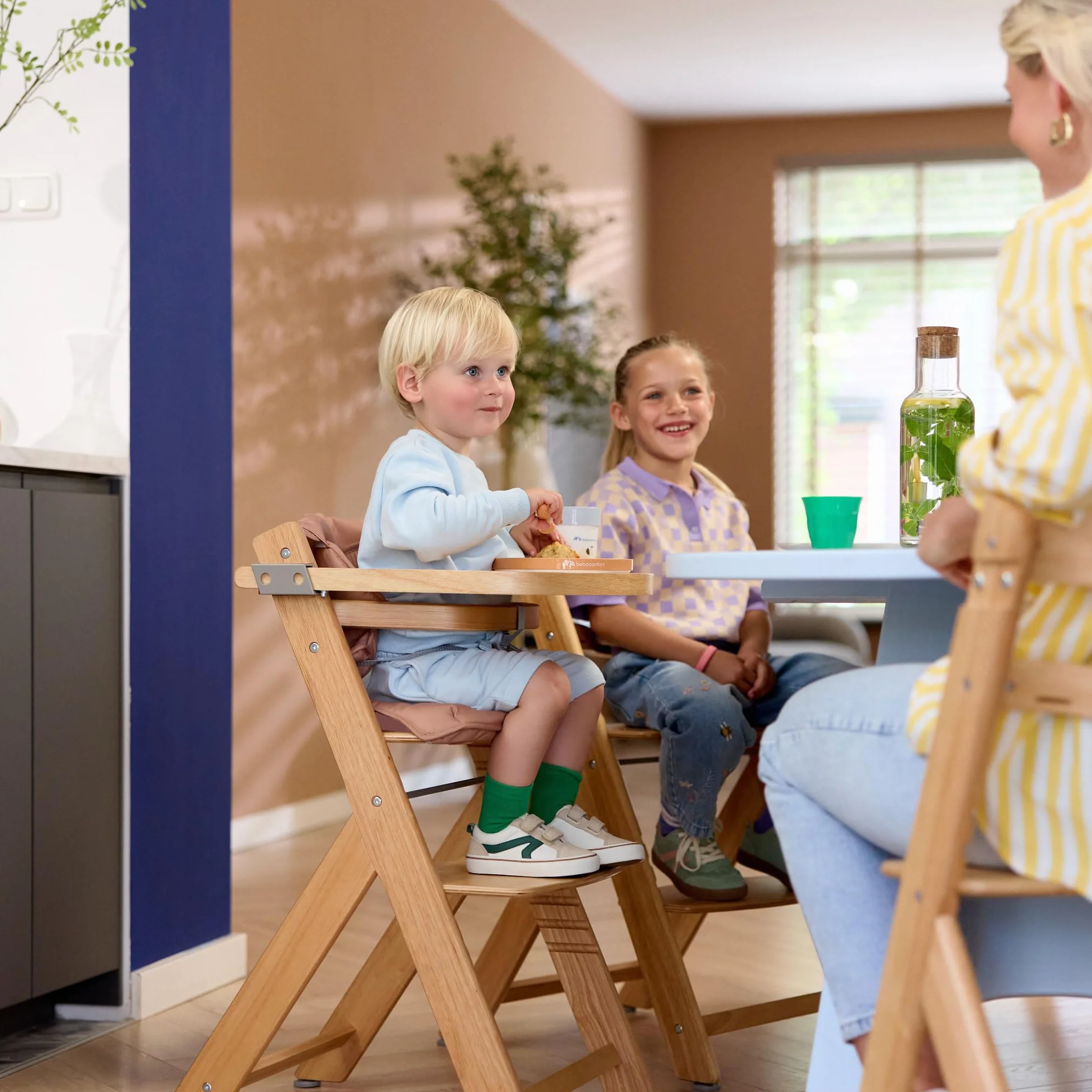 Bebeconfort Timba 2 z Poduszką, Krzesełko Dziecięce Drewniane, 6+ Miesięcy, Do 110 kg, Ergonomiczne Krzesełko do Karmienia, Pasuje do Wielu Stołów, Wyjmowana Taca, Natural Wood + Beige