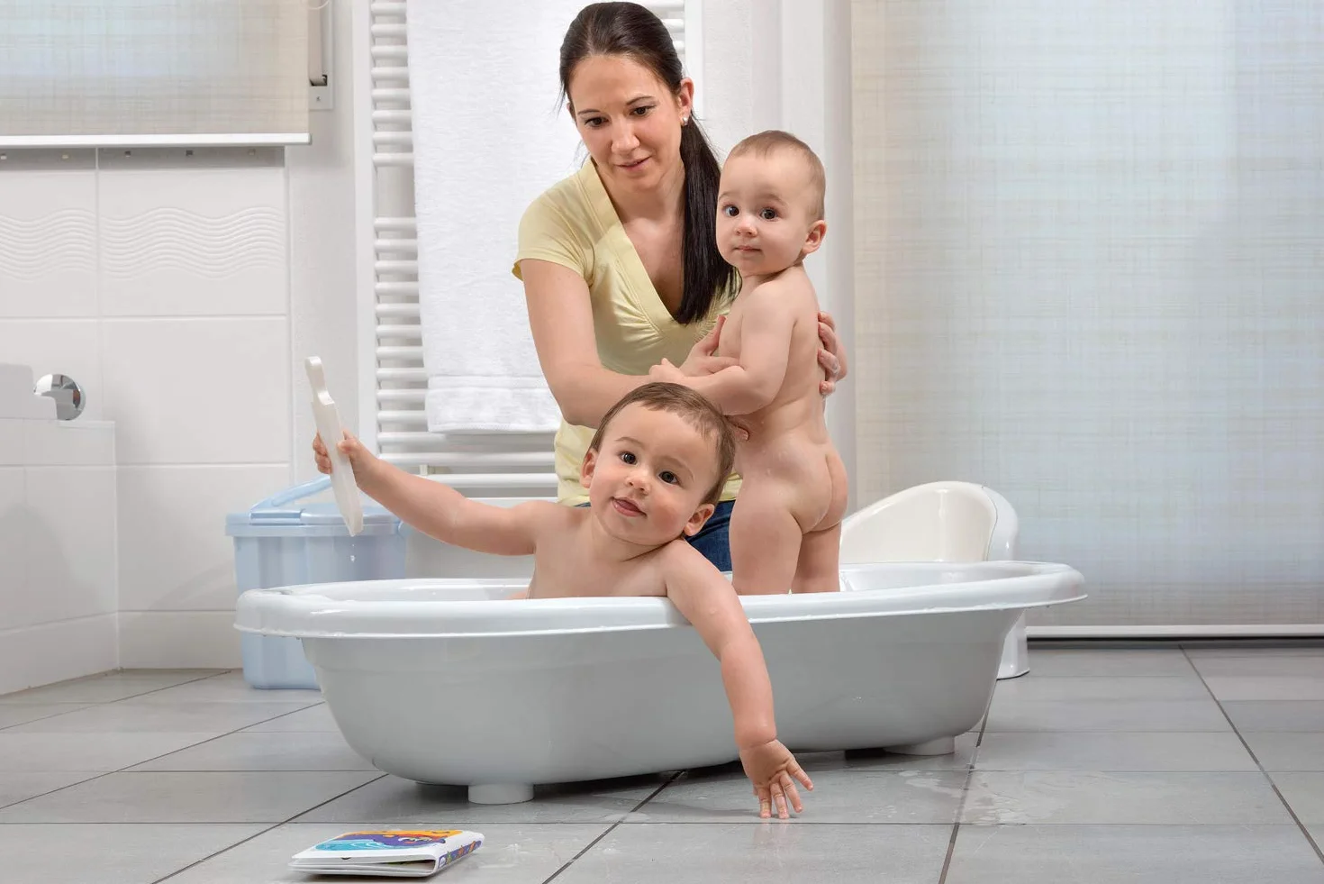 Rotho Babydesign TOP Xtra Duża wanienka z 2 matami antypoślizgowymi i korkiem spustowym, Stone Grey