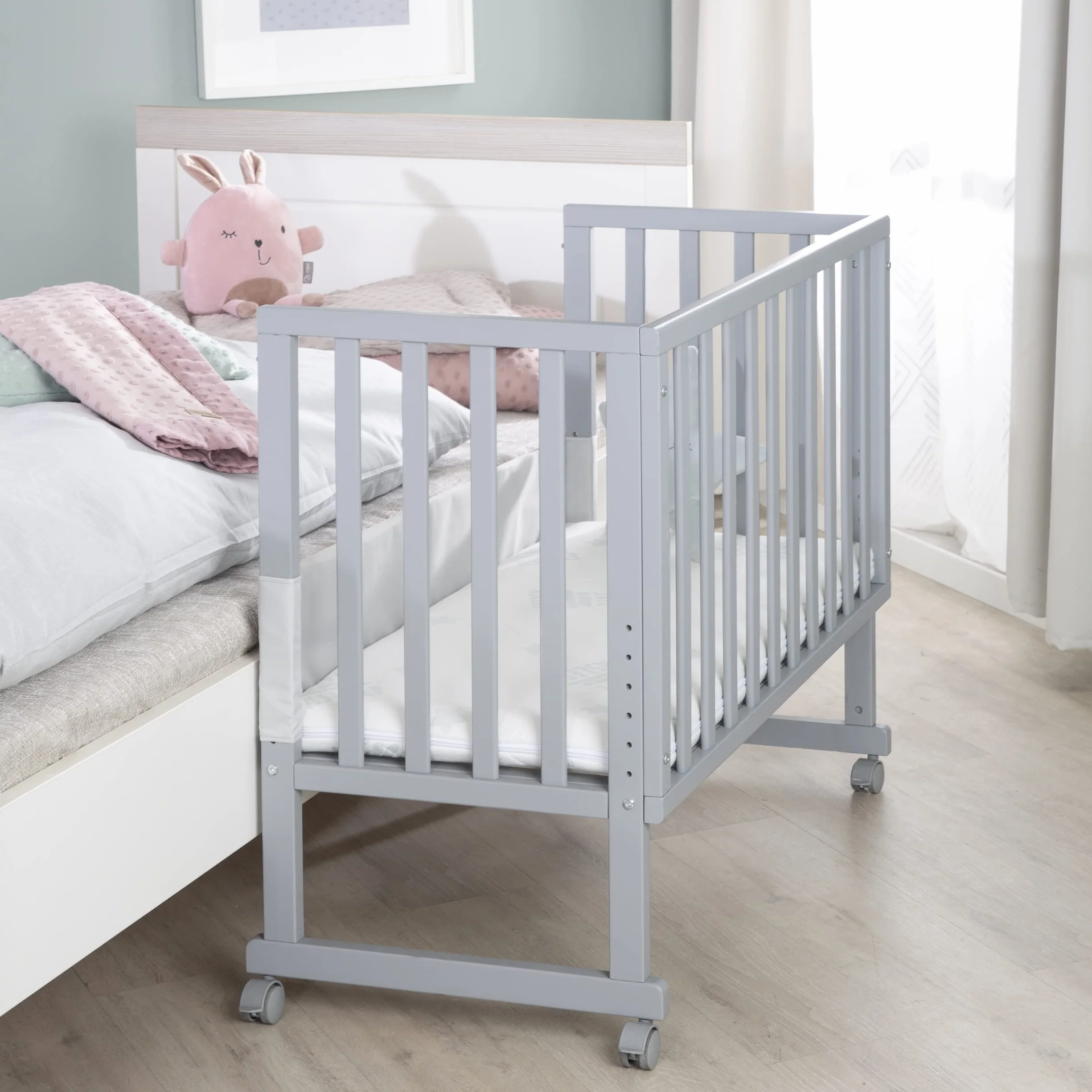 roba Cododo Łóżko 45 x 90 cm safe asleep 3 w 1 - Regulowana wysokość - Kompletny zestaw z łóżeczkiem, materacem, płotą płócienną i kółkami hamulcowymi - drewno szare