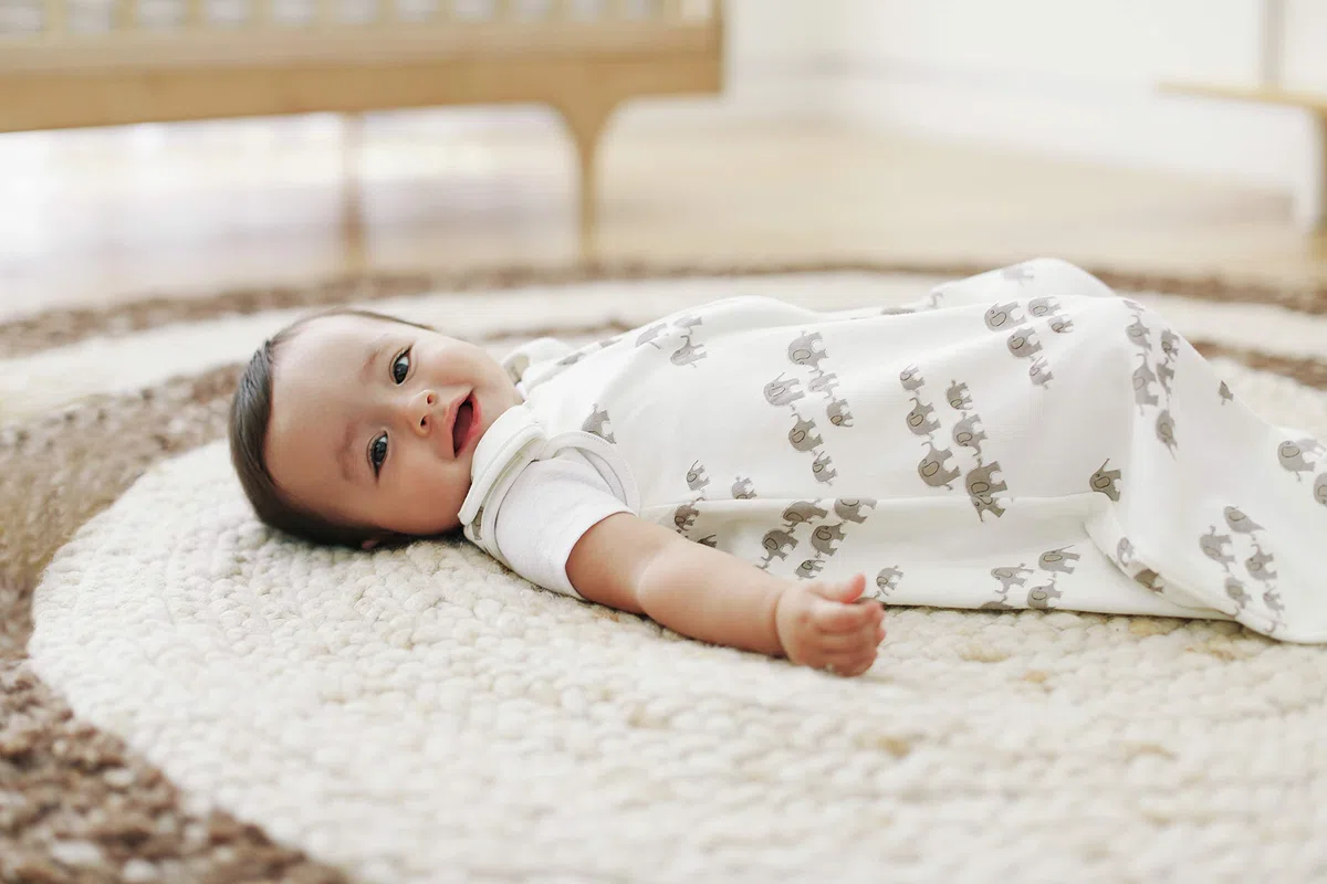 Ergobaby Regulowany Śpiworek Dziecięcy TOG 0,5 z Otworem na Pasek i Dwukierunkowym Zamkiem Błyskawicznym, Dzieci 0–6 Miesięcy, na Lato, Wzór w Słonie