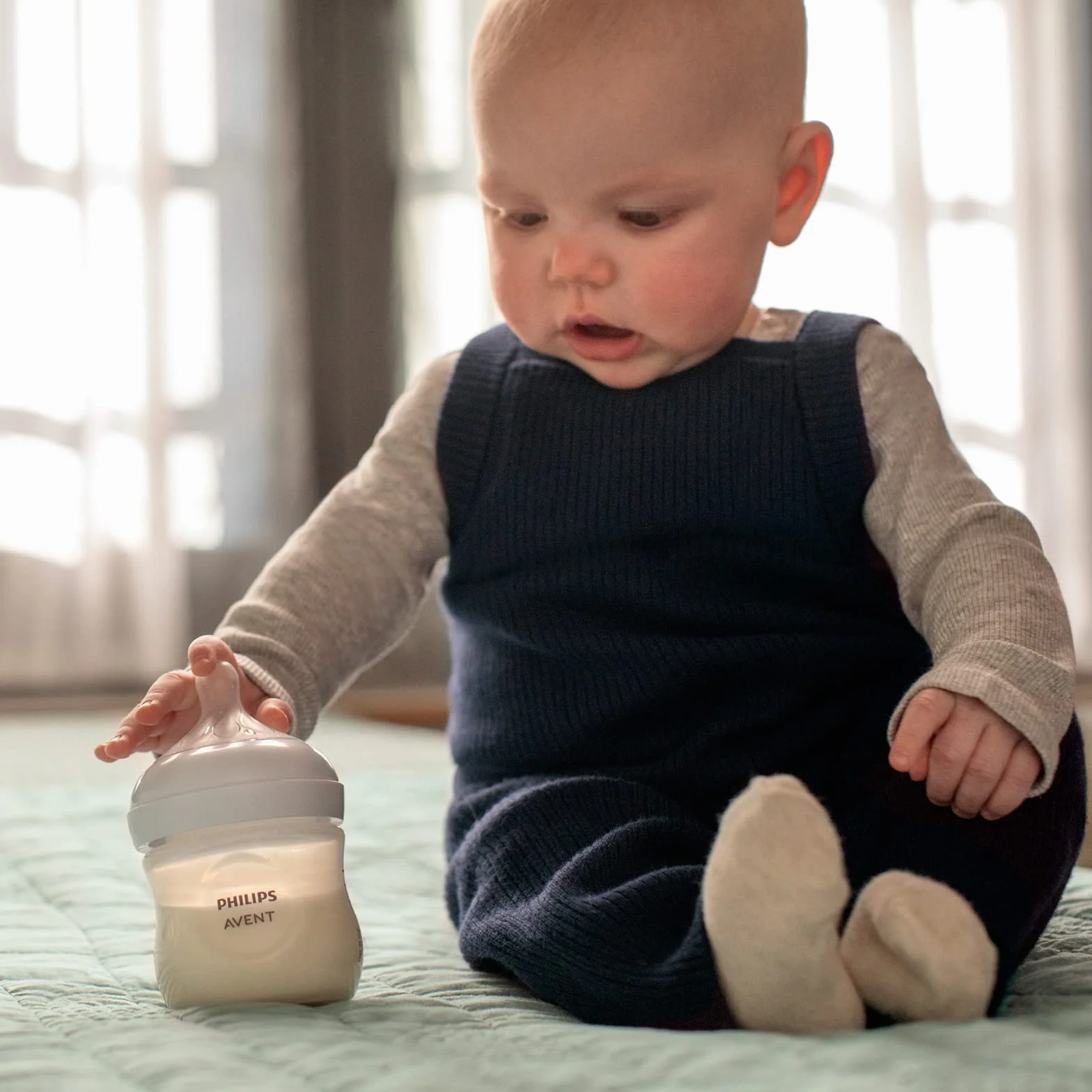 Philips Avent Zestaw butelek Natural z Responsywnym smoczkiem dla noworodków—4 butelki dla niemowląt, 2 smoczki, smoczek Ultra Soft i szczotka do butelek, wiek: 0–12 miesięcyi (model SCD838/13)