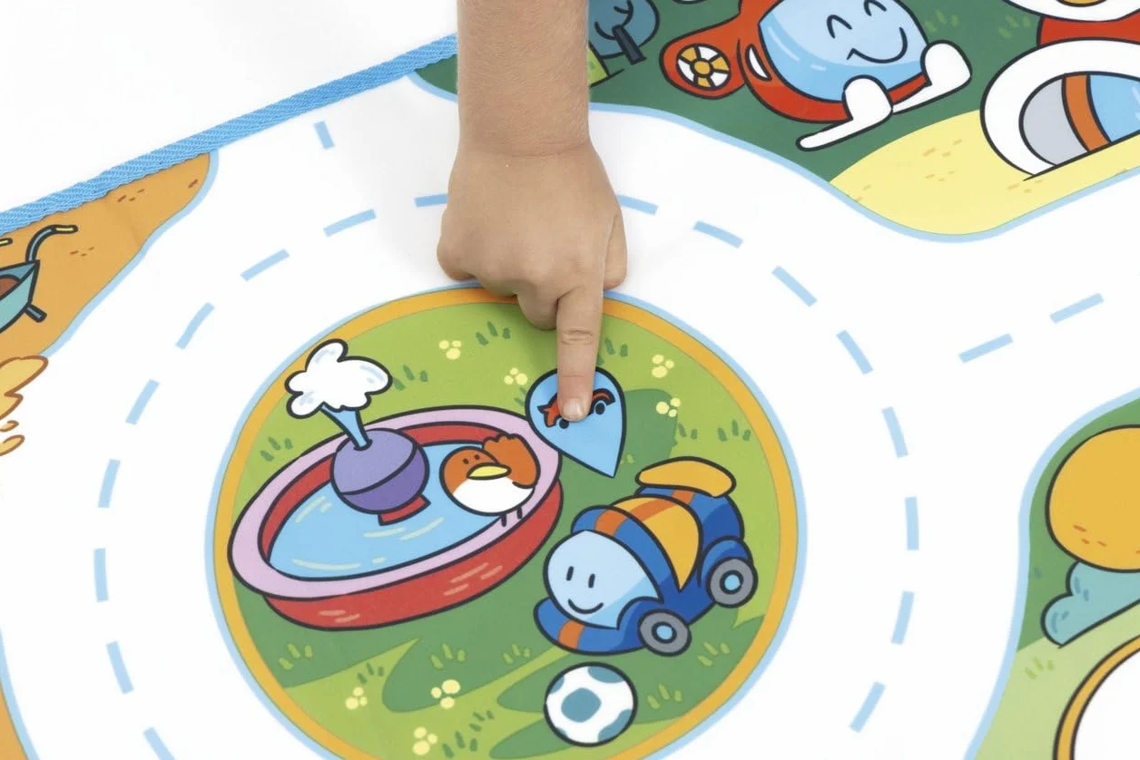 Chicco Elektroniczna mata do zabawy Turbo Ball Maxi 110 x 60 cm interaktywny dywan ze światłami i quizami 15 punktów interakcji 1 pojazd