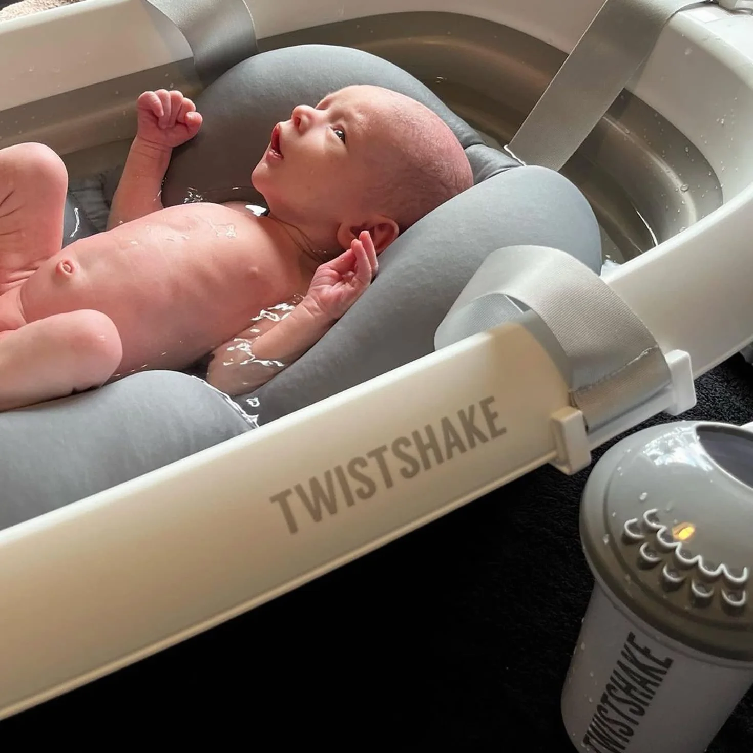 Twistshake Kanna do Kąpieli Dziecka | Myjka Do Włosów | Spłukiwanie Szamponu | Bezpieczna | Ergonomiczna | Wolna od BPA/BPS | Łatwa w Czyszczeniu