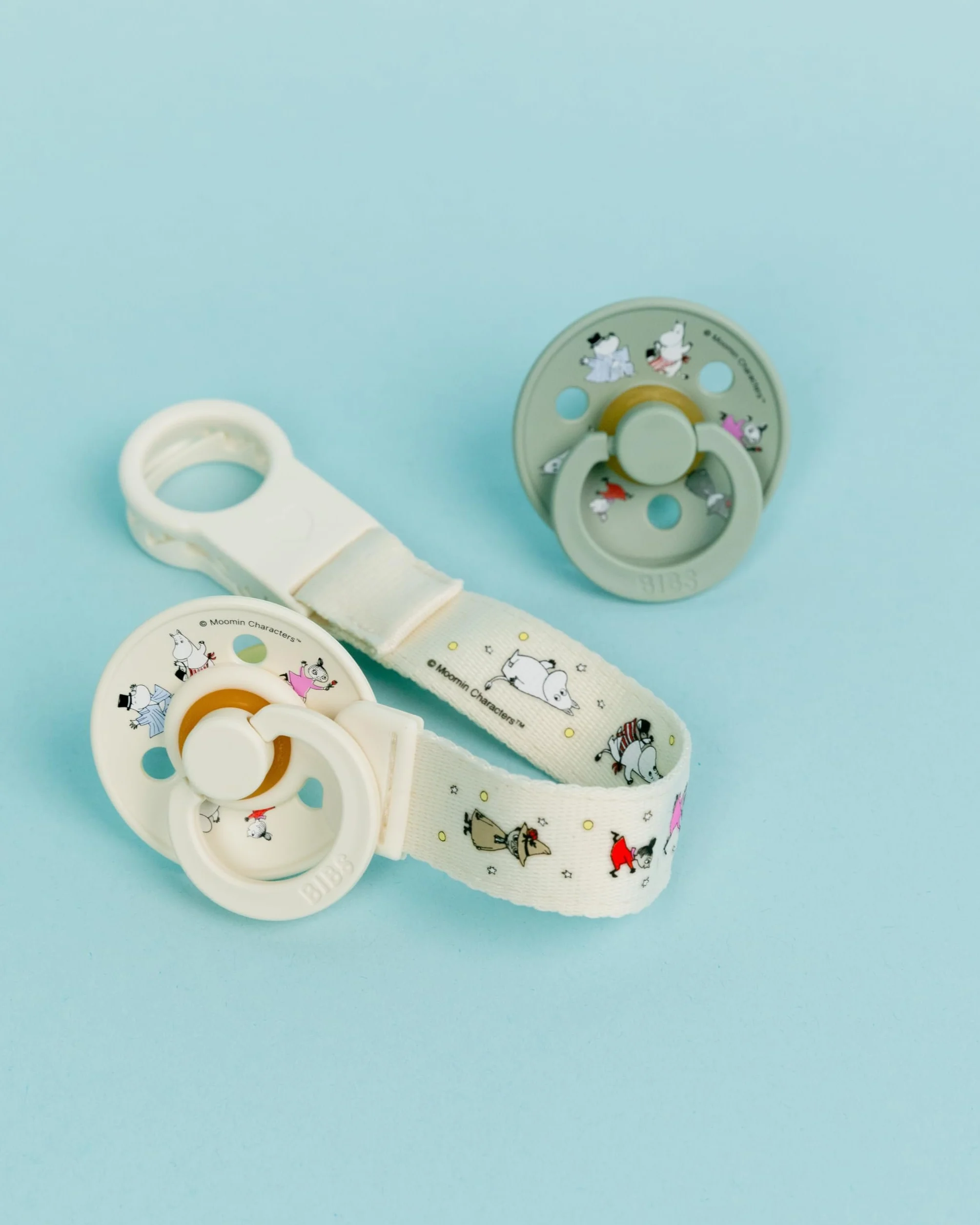 Klips do smoczka BIBS x Moomins Loop – elegancki, bezpieczny w obsłudze jedną ręką, pasuje do wszystkich smoczków BIBS i większości marek, można prać w pralce, wiek: 0+ - Ivory