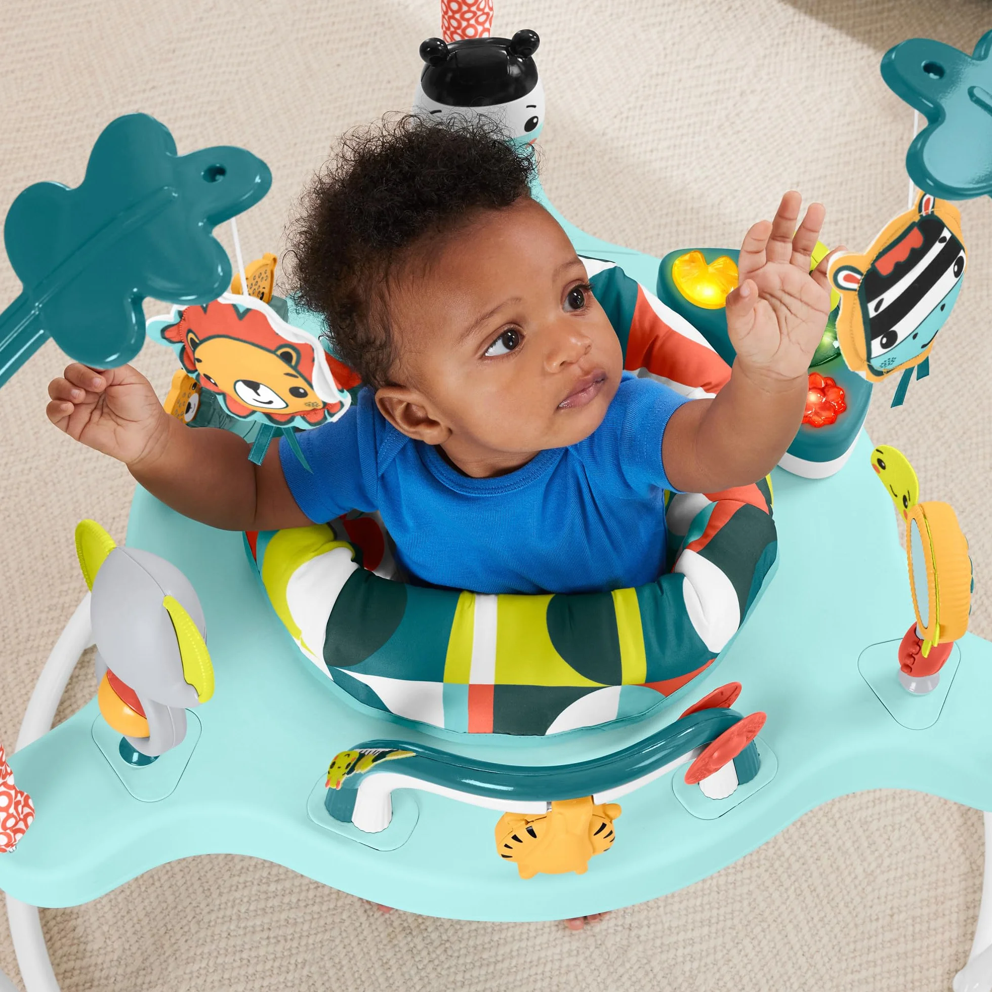 Fisher-Price Skoczek Wspaniałe kolory Centrum zabaw z muzyką, światełkami, dźwiękami i zabawkami rozwojowymi, HNX59