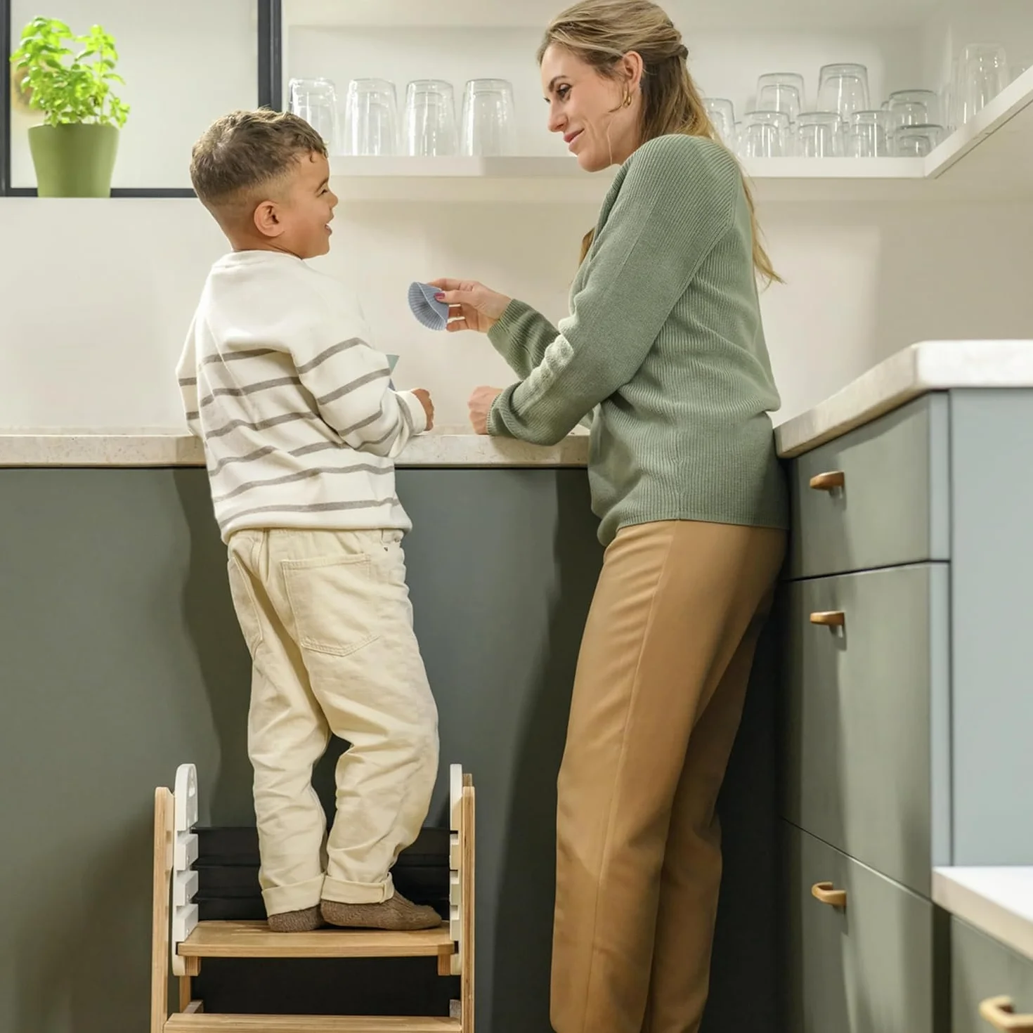 Maxi-Cosi Toucan 3 w 1 Wieża Edukacyjna dla Niemowląt, Montessori Pomocnik Kuchenny Drewniany, 1,5–99+lat, 10–150kg, 3 Ustawienia Wysokości, Stolik+Krzesełkiem, FSC® 100% Certyfikowanego, Natural Wood