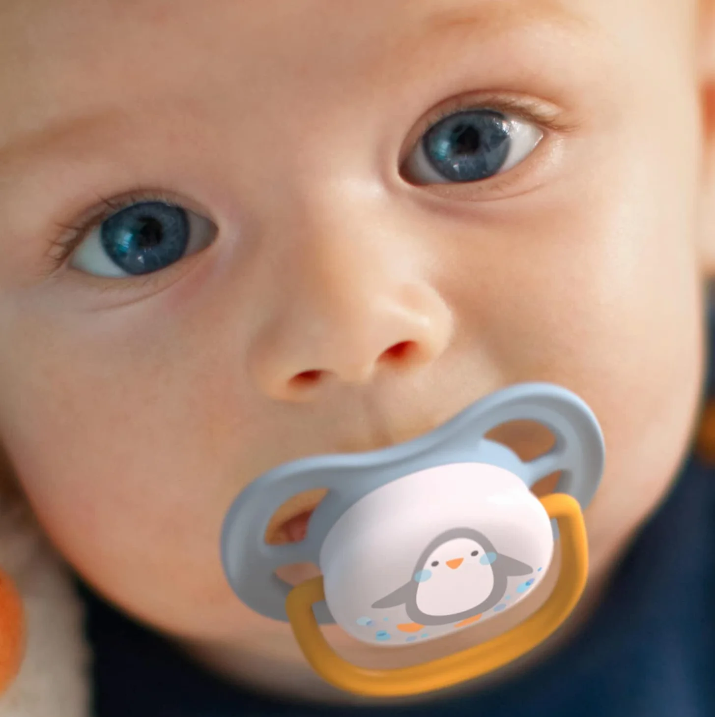 Smoczek Ultra Air Philips Avent, dla dzieci od 6 do 18 miesiąca życia, ortodontyczny i bez bisfenolu A, 2 szt., w zestawie sterylizator/torba do przenoszenia, SCF080/18