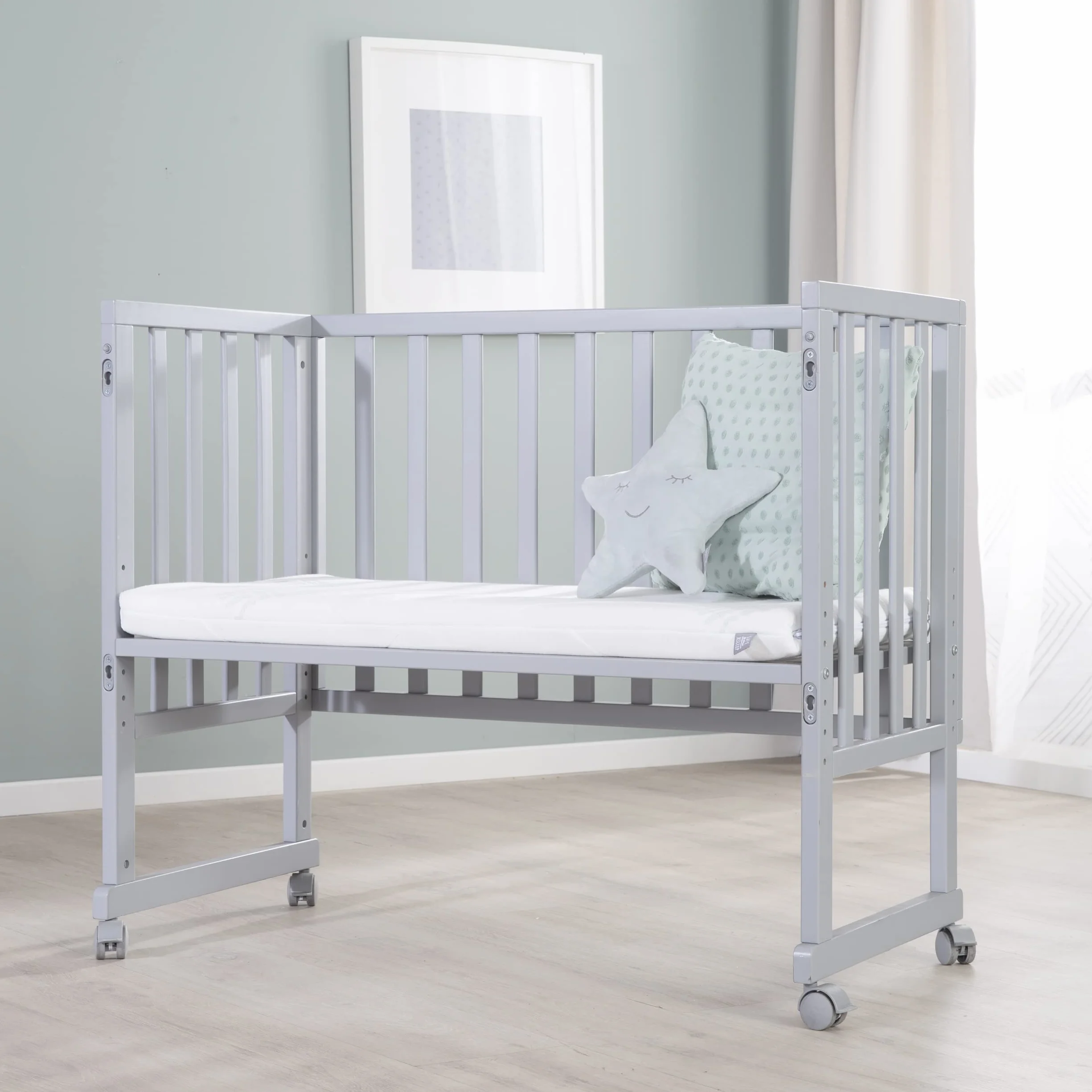 roba Cododo Łóżko 45 x 90 cm safe asleep 3 w 1 - Regulowana wysokość - Kompletny zestaw z łóżeczkiem, materacem, płotą płócienną i kółkami hamulcowymi - drewno szare