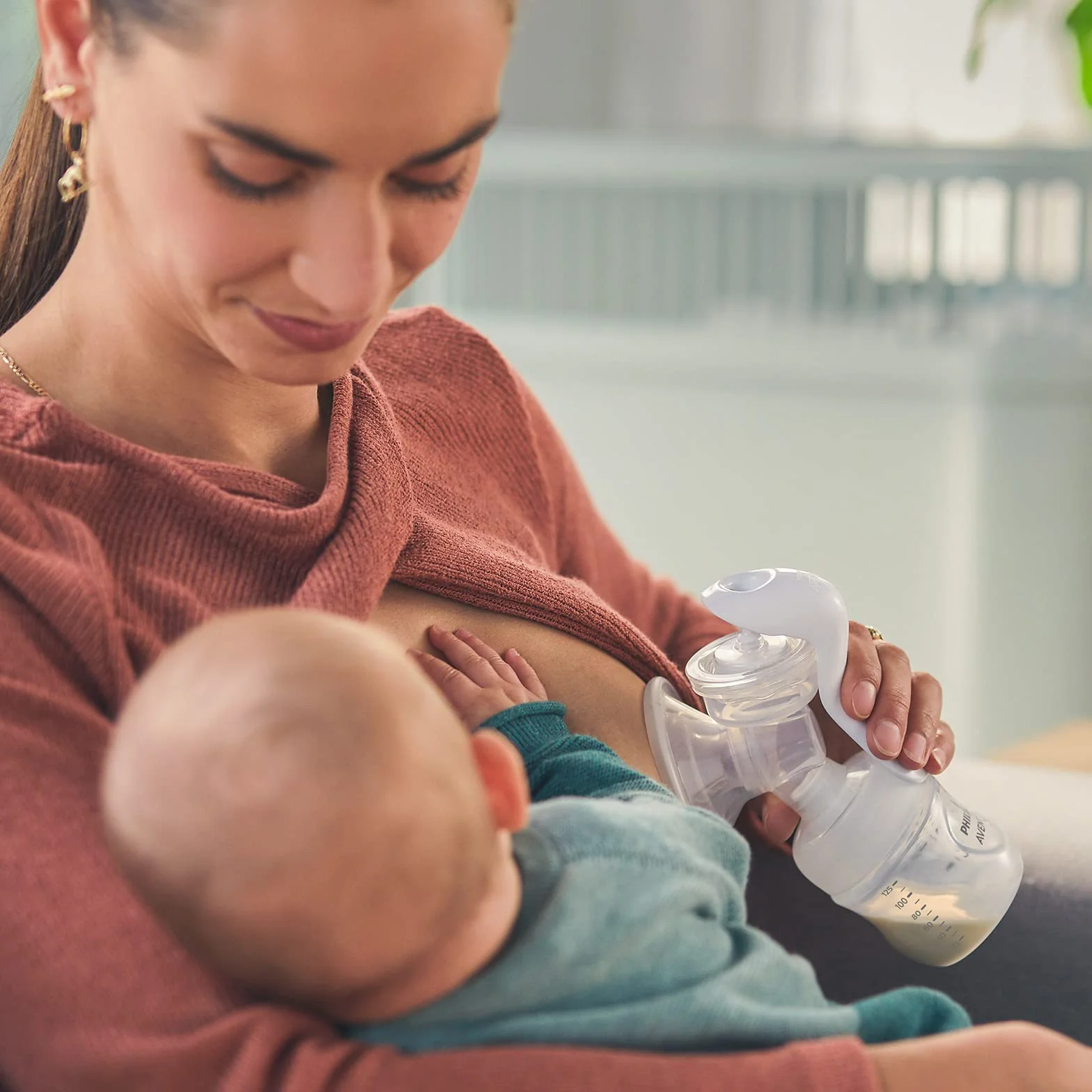 Philips Avent Zestaw upominkowy z laktatorem ręcznym — jeden laktator ręczny, butelki dla niemowląt 260 ml i 125 ml, bez bisfenolu A, 4 jednorazowe wkładki laktacyjne, Starter set