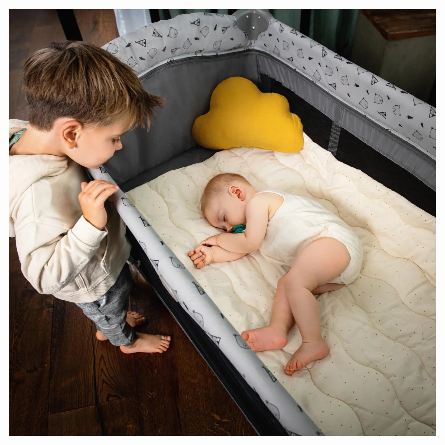 Hauck Zestaw łóżeczek Sleep N Play Center dla niemowląt i małych dzieci od urodzenia do 15 kg, 120 x 60 cm, stolik przewijany, drugi poziom, kółka, klapa boczna, składany, torba
