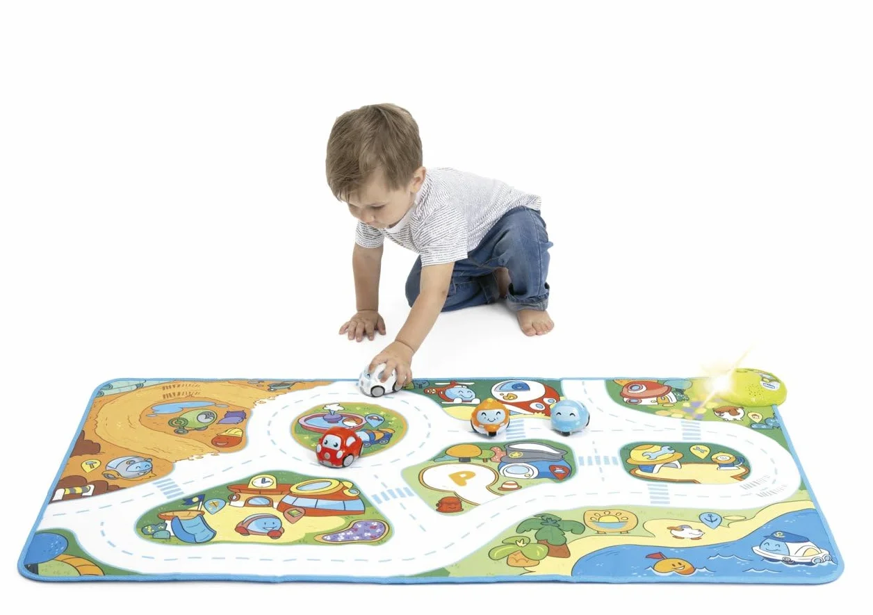 Chicco Elektroniczna mata do zabawy Turbo Ball Maxi 110 x 60 cm interaktywny dywan ze światłami i quizami 15 punktów interakcji 1 pojazd
