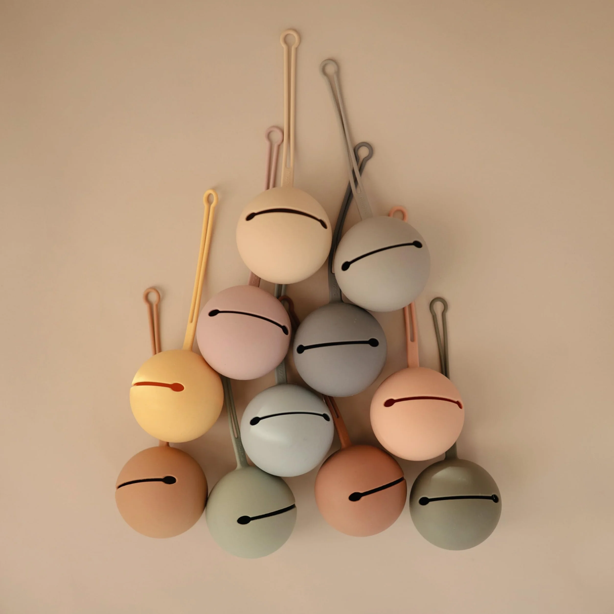 Etui na smoczek do wózka Kula Ball Shifting Sand Mushie