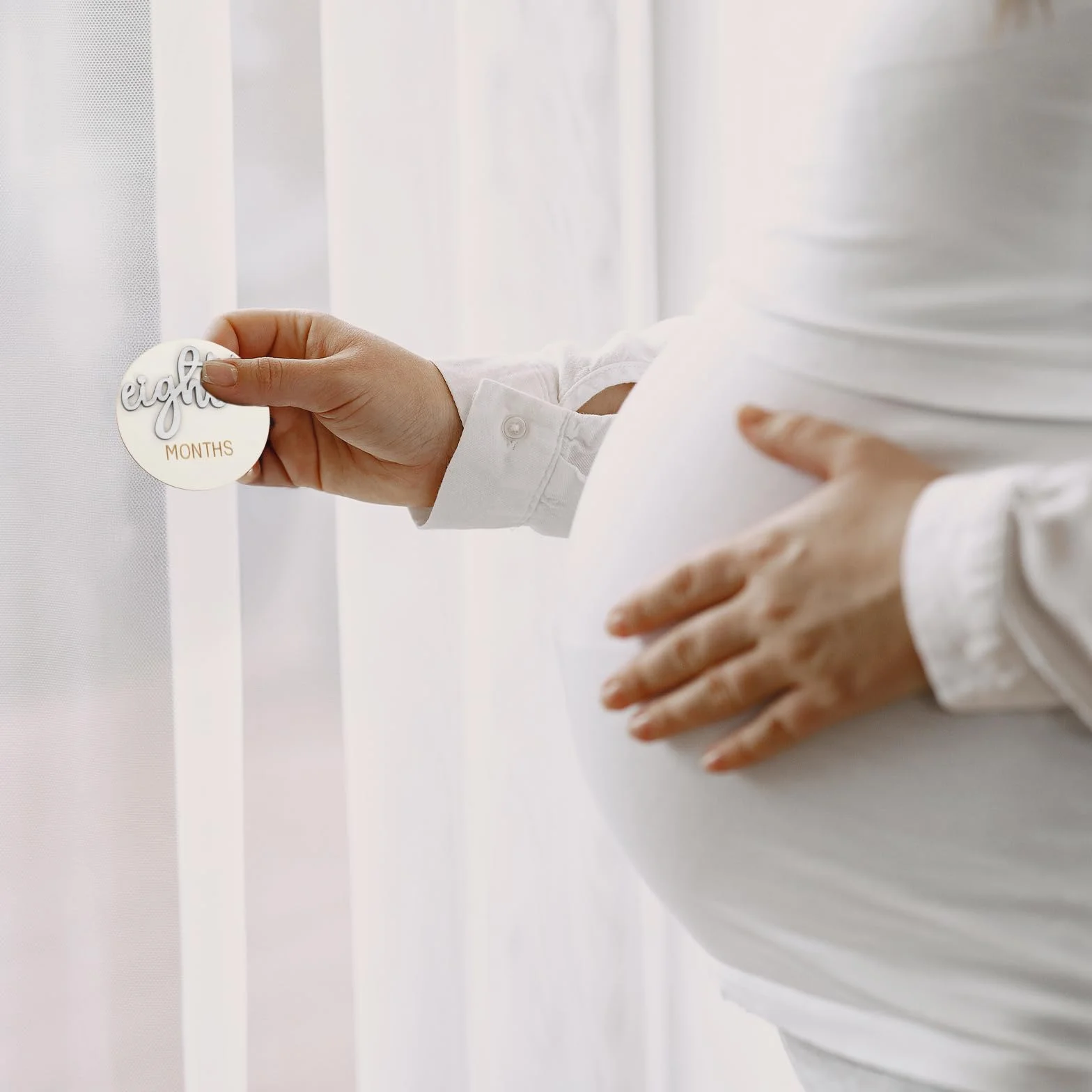 Karty z kamieniami milowymi dla dzieci z drewna - 6 sztuk kart miesięcznych dla niemowląt od 1 do 12 miesięcy, idealne na karty z kamieniami milowymi ciąży i karty z kamieniami milowymi dla