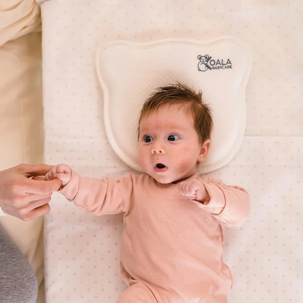 Poduszka dla noworodka Plagiocephaly z pianki memory z dwoma poszewkami biała KBC