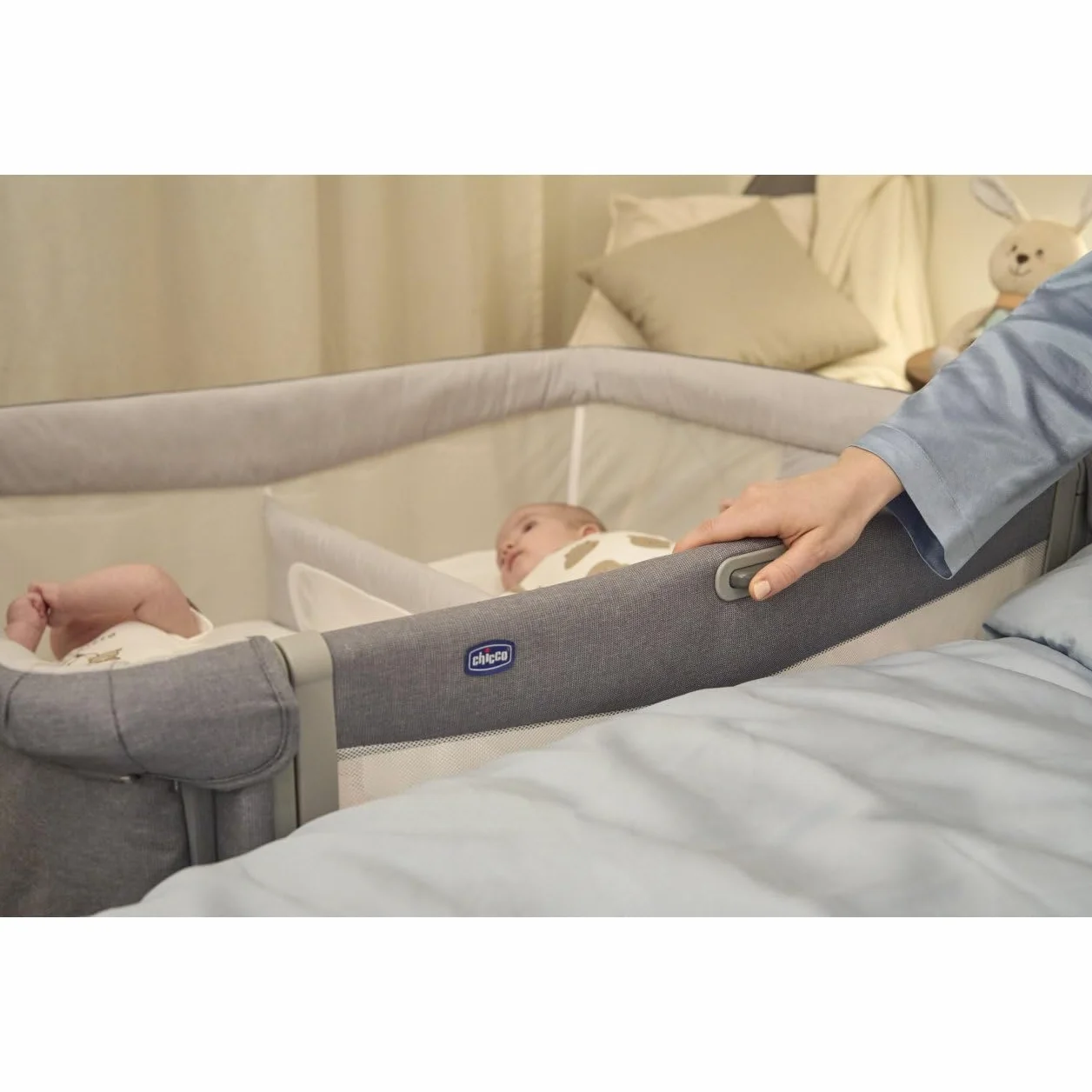Chicco Next2Me Twins, łóżeczko dziecięce boczne na spinki do mankietów, 2 materace, ramię, które można otworzyć jedną ręką, 11 poziomów wysokości, drążek działowy z wkładkami siatkowymi, 0-6 miesięcy