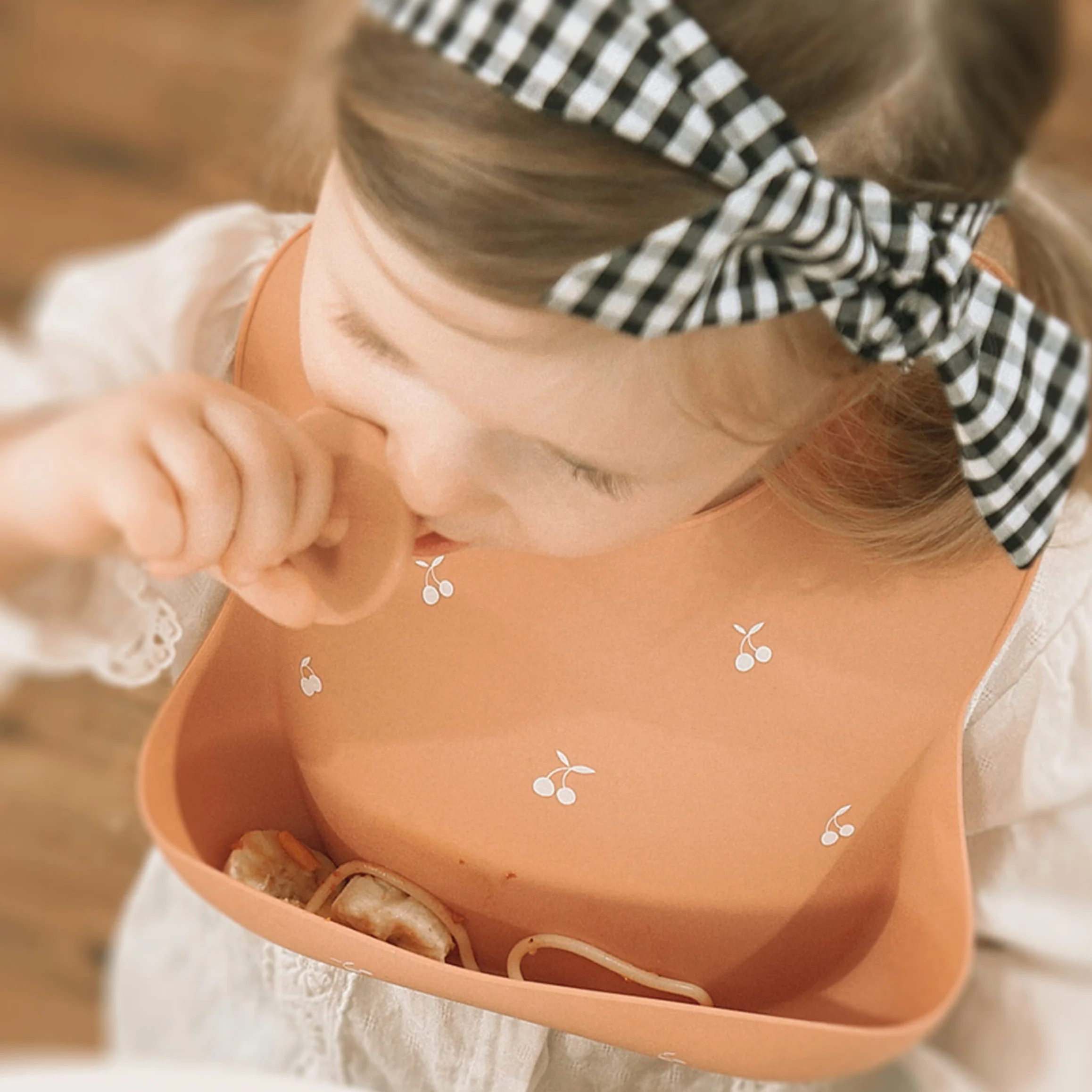 Moonkie silikonowe śliniaki dla niemowląt Zestaw 2 sztuk, BPA Free Wodoodporne miękkie Wytrzymałe regulowane silikonowe śliniaki dla niemowląt i małych dzieci