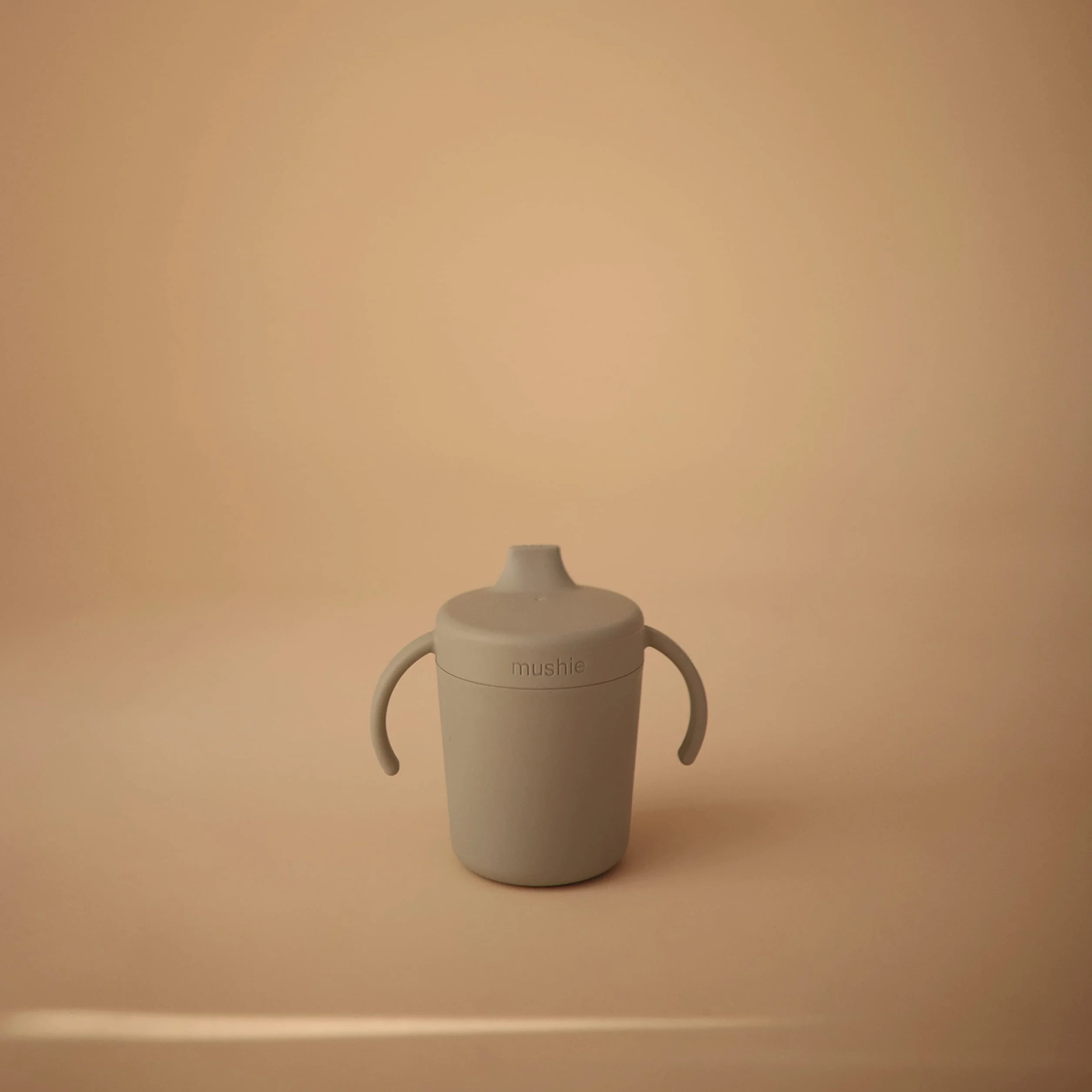 Mushie Trainer Sippy Cup – kubek dla niemowląt bez BPA, ze zdejmowaną pokrywką i uchwytami ułatwiającymi trzymanie – nadaje się do mycia w zmywarce, zaprojektowany w Danii kubek dla maluchów dla