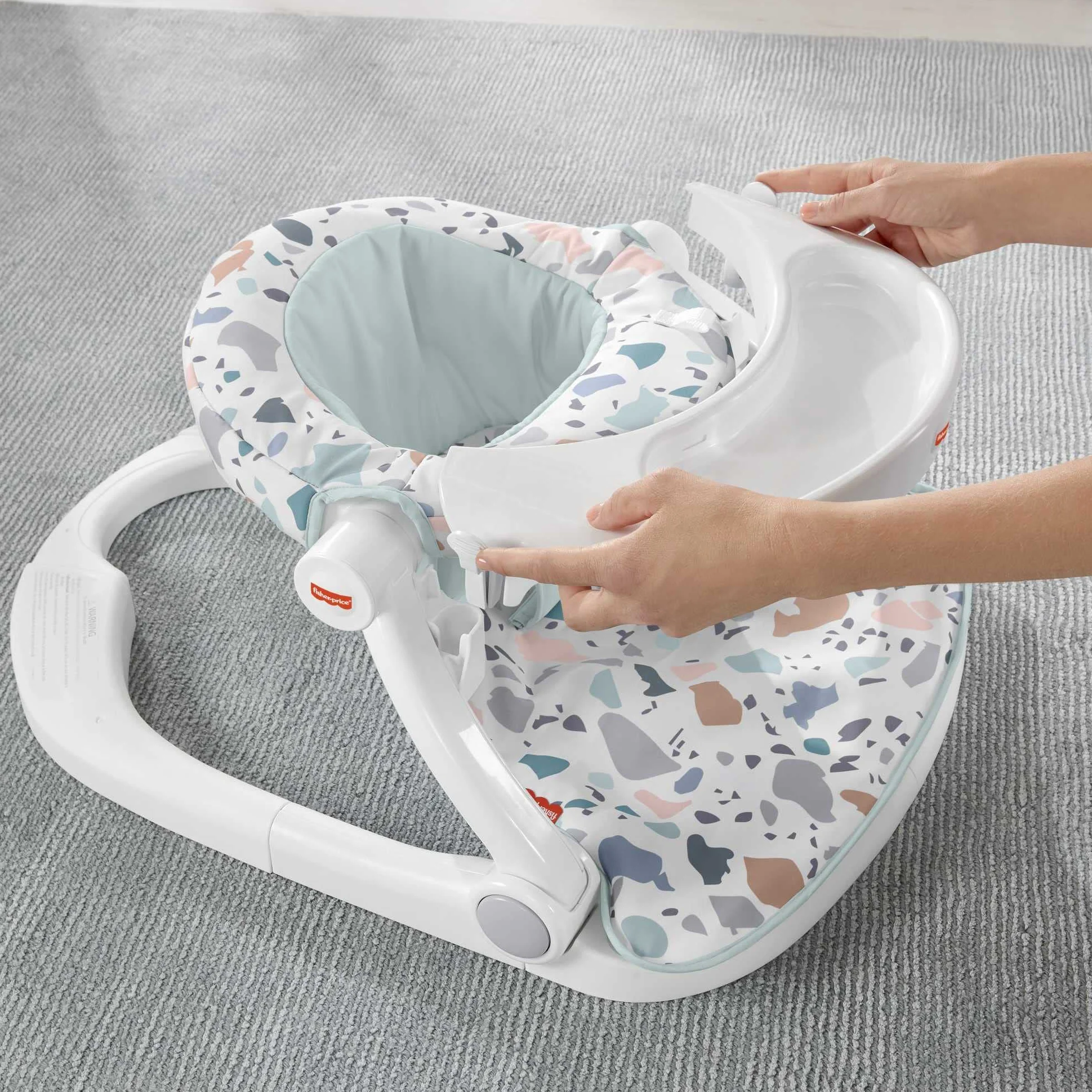 Fisher-Price Fotelik-siedzisko „Siadaj ze mną” z blacikiem, ze wzorem kamienistej plaży, przenośny fotelik dla niemowląt z zabawkami - HPF45