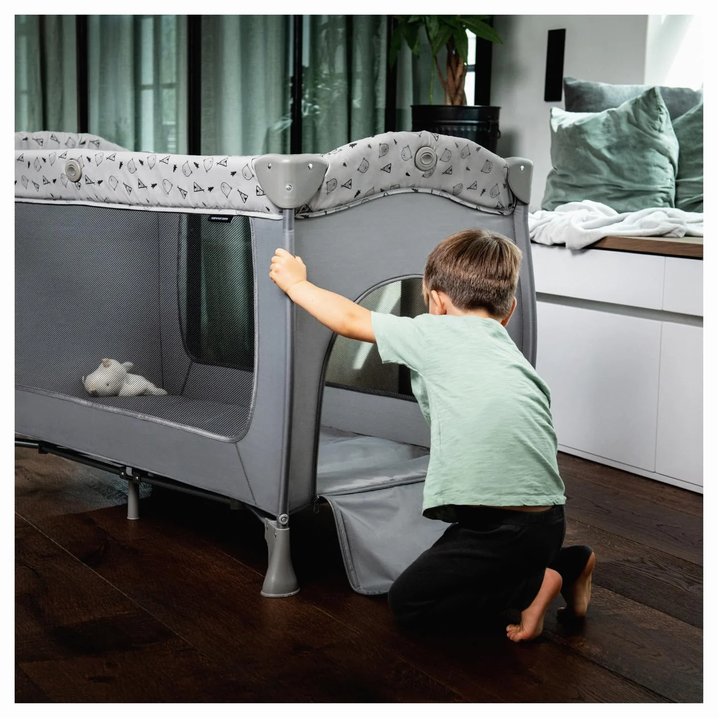 Hauck Zestaw łóżeczek Sleep N Play Center dla niemowląt i małych dzieci od urodzenia do 15 kg, 120 x 60 cm, stolik przewijany, drugi poziom, kółka, klapa boczna, składany, torba